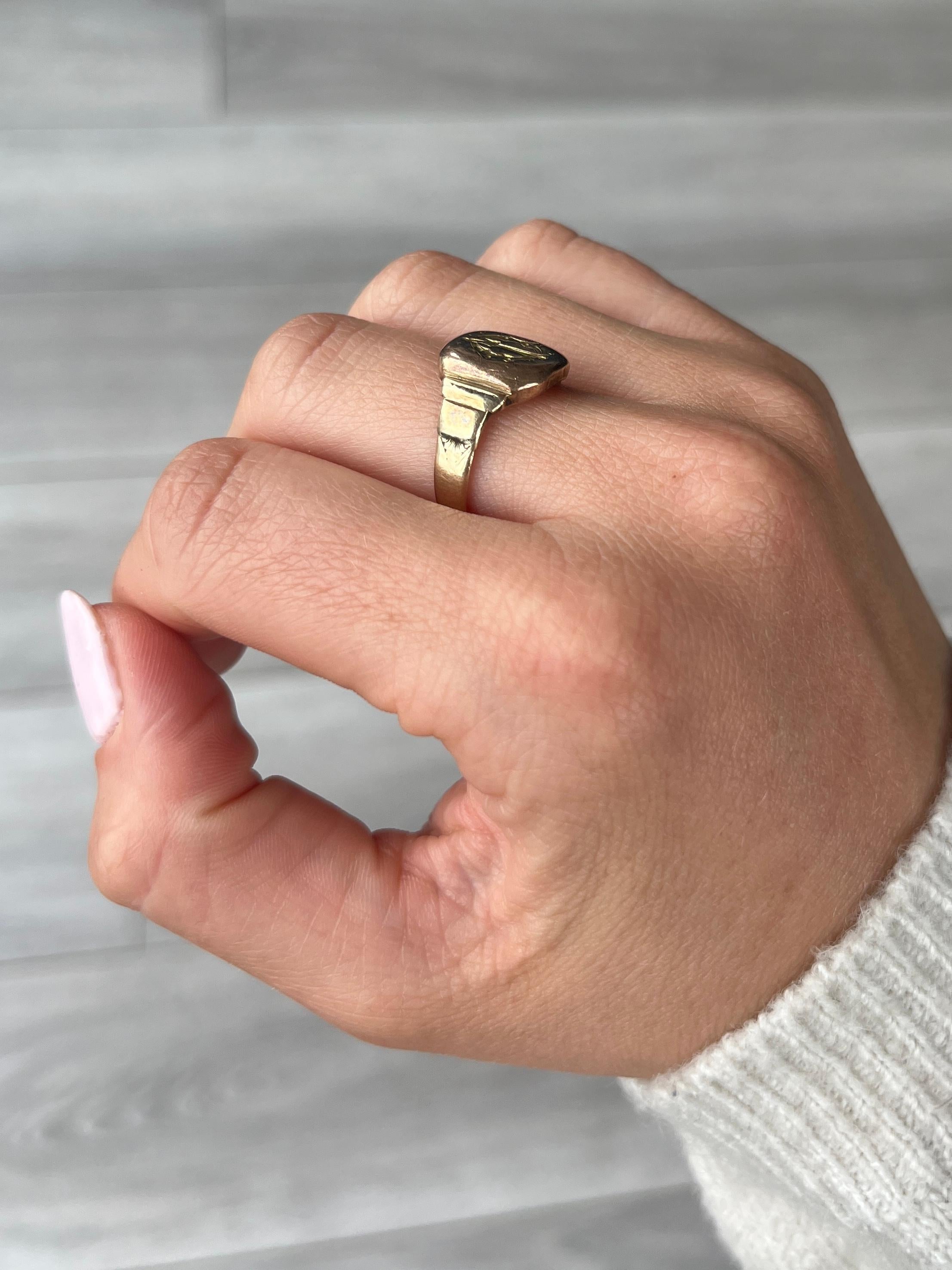Questo dolcissimo sigillo è realizzato in oro 9ct. Le iniziali sulla parte anteriore dell'anello recitano 
