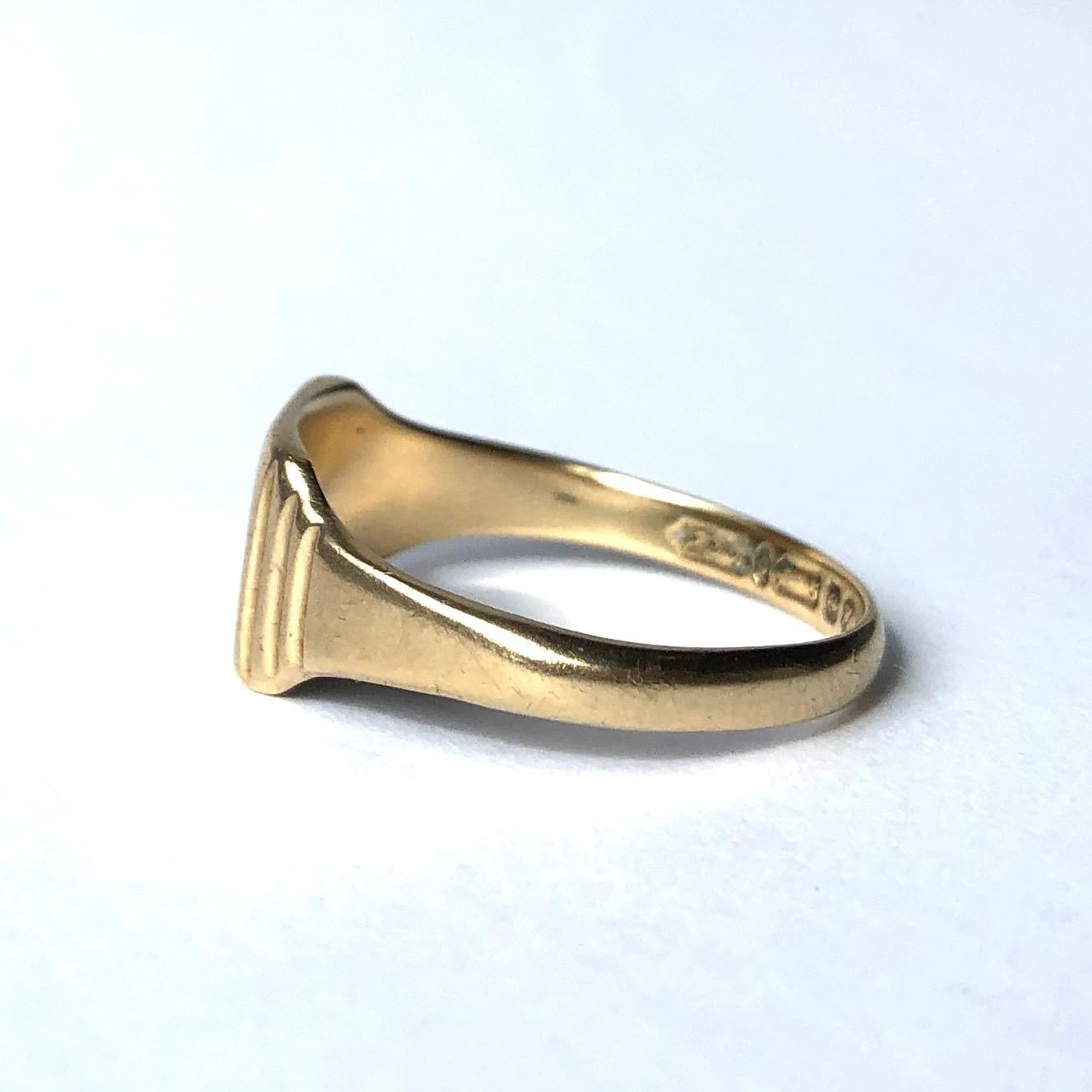 This signet ring has a face with the initials IM engraved into it. Either side of the face is step detail. Made in Birmingham, England. 

Ring Size: O 1/2 or 7 1/2
Face Dimensions: 8.5x10mm 

Weight: 2.83g