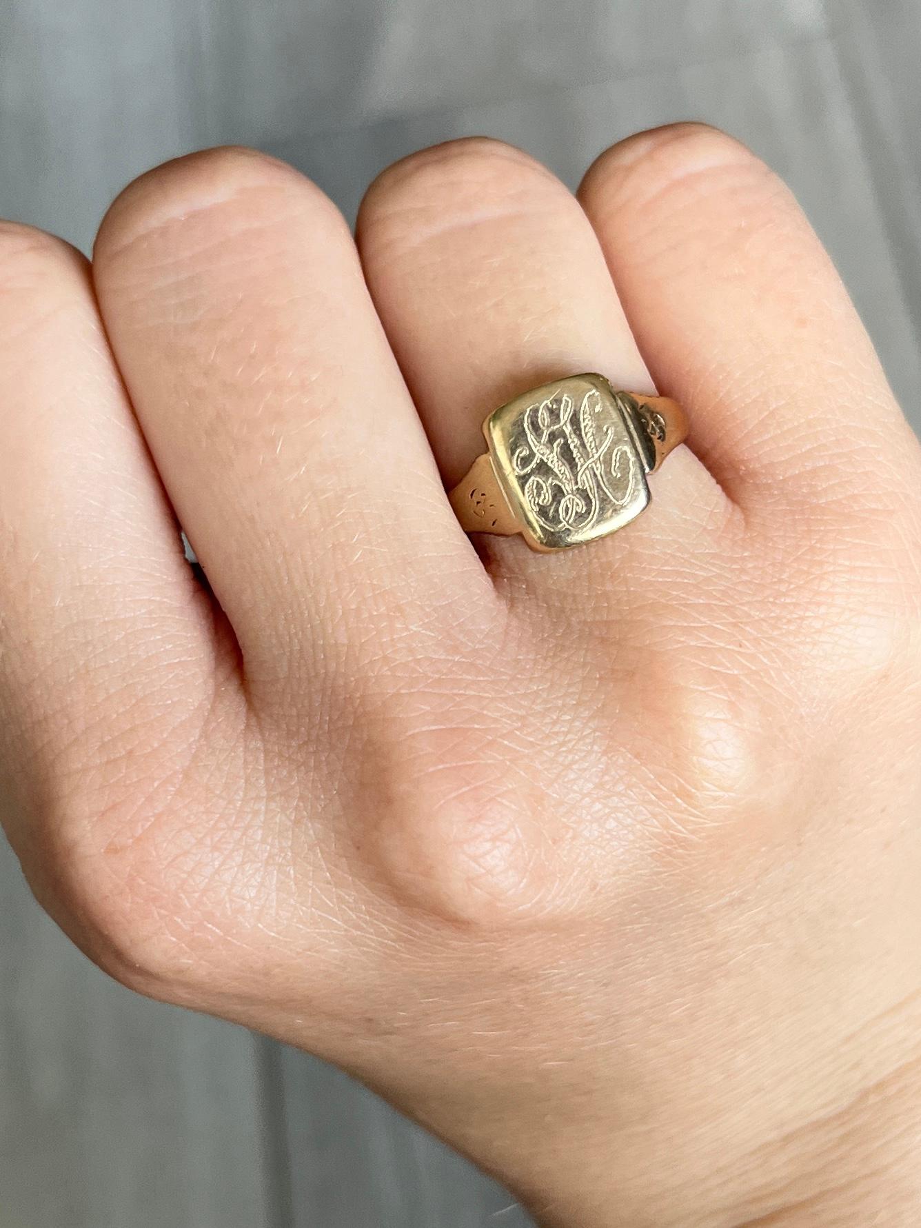 Vintage 9 Carat Gold Signet Ring In Good Condition For Sale In Chipping Campden, GB