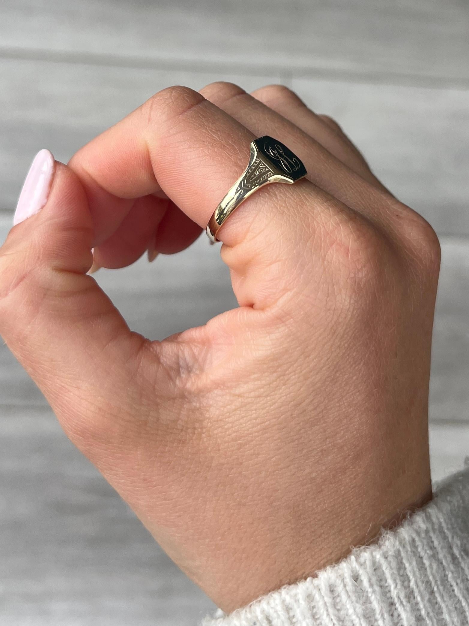 Vintage 9 Carat Gold Signet Ring In Good Condition For Sale In Chipping Campden, GB