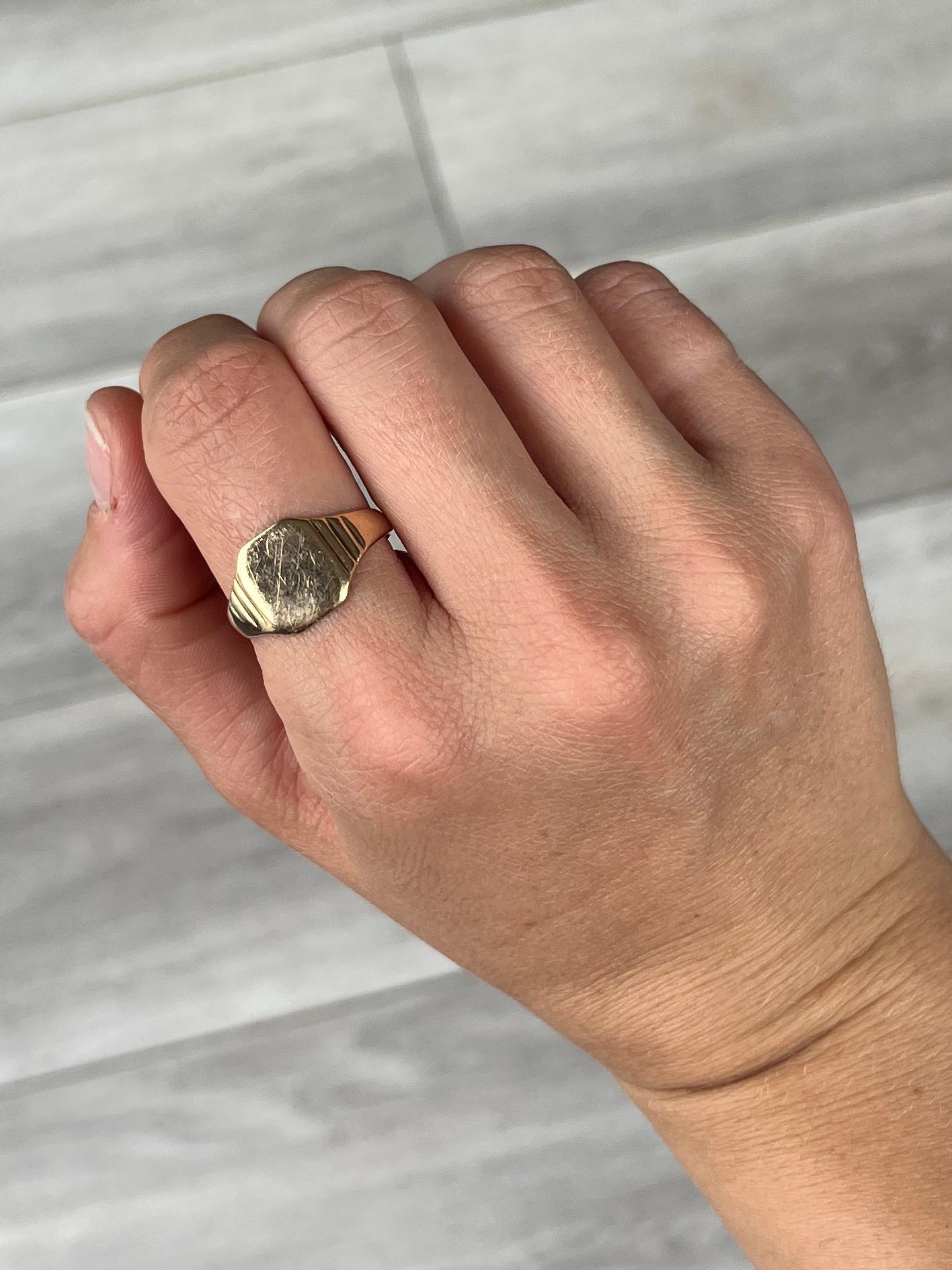 Vintage 9 Carat Gold Signet Ring In Good Condition For Sale In Chipping Campden, GB
