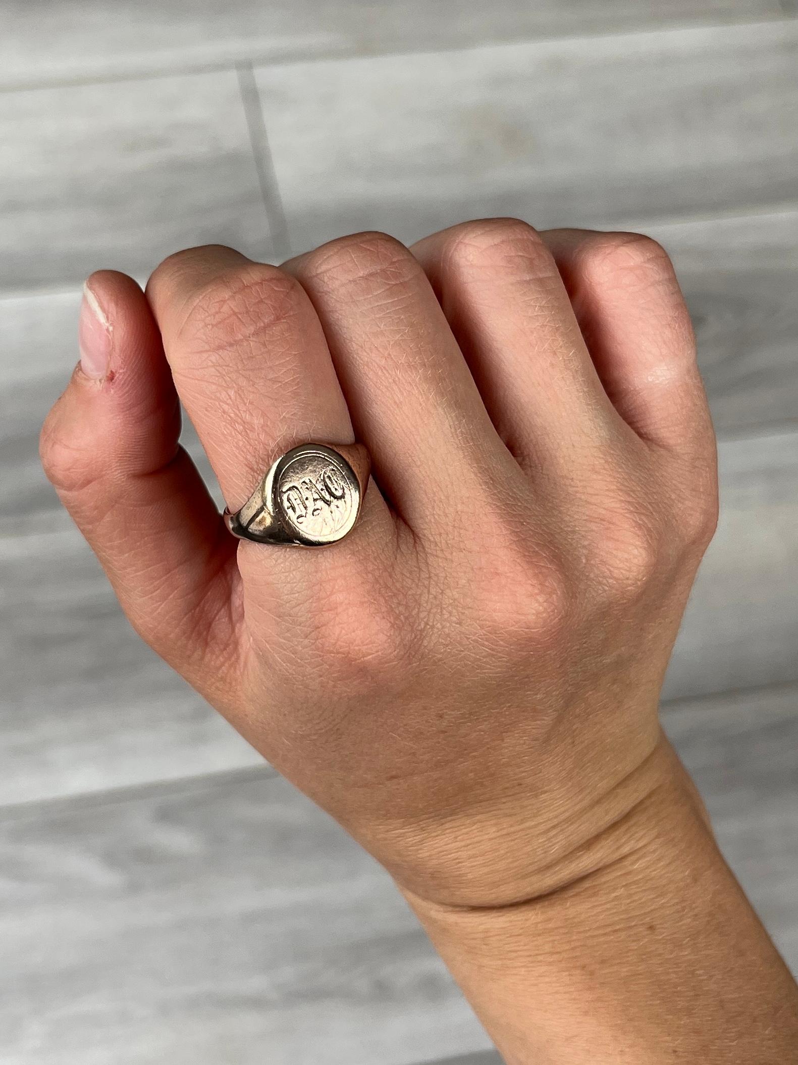 Vintage 9 Carat Gold Signet Ring In Good Condition For Sale In Chipping Campden, GB