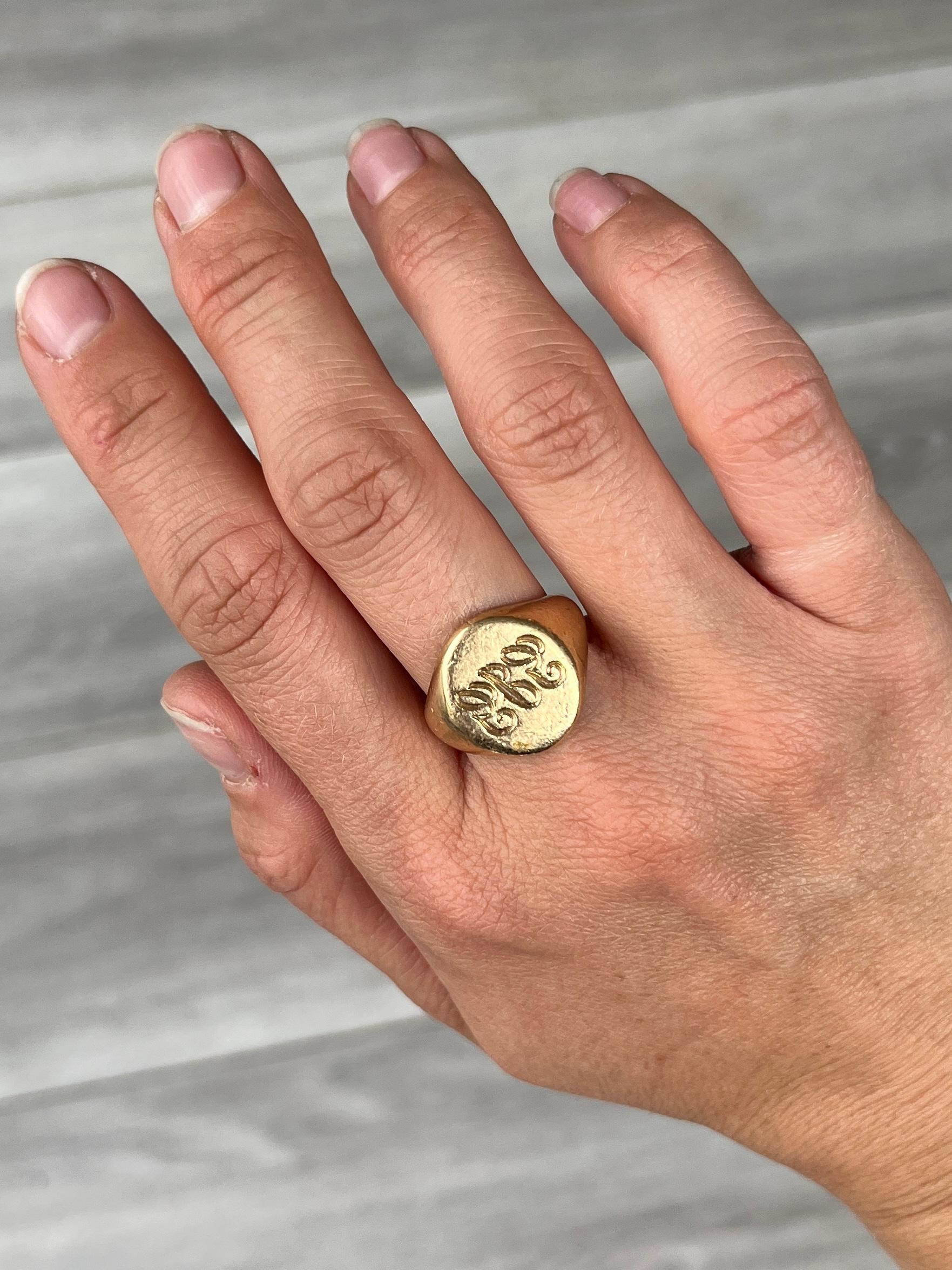 Vintage 9 Carat Gold Signet Ring In Good Condition For Sale In Chipping Campden, GB