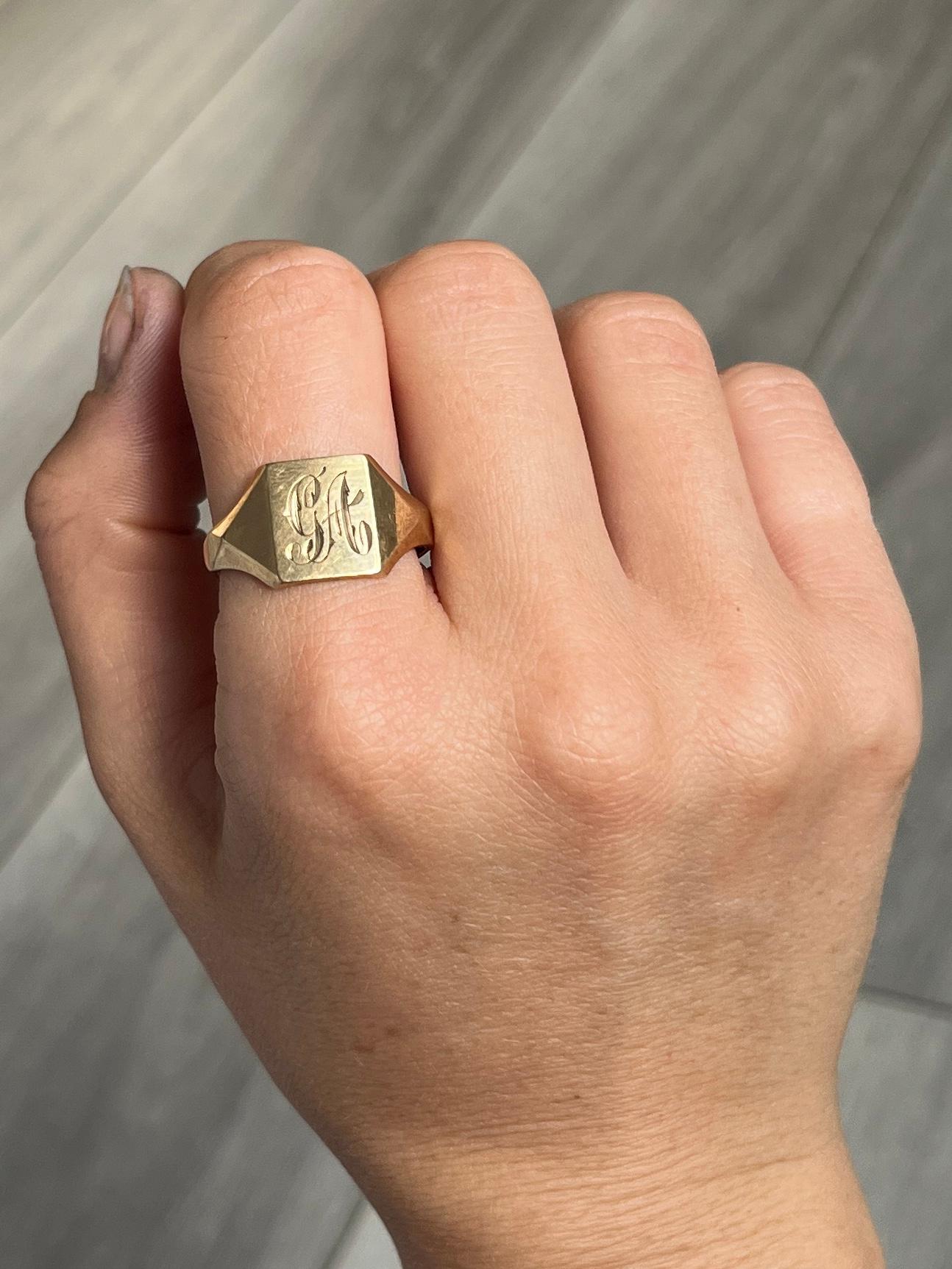 Vintage 9 Carat Gold Signet Ring In Good Condition For Sale In Chipping Campden, GB