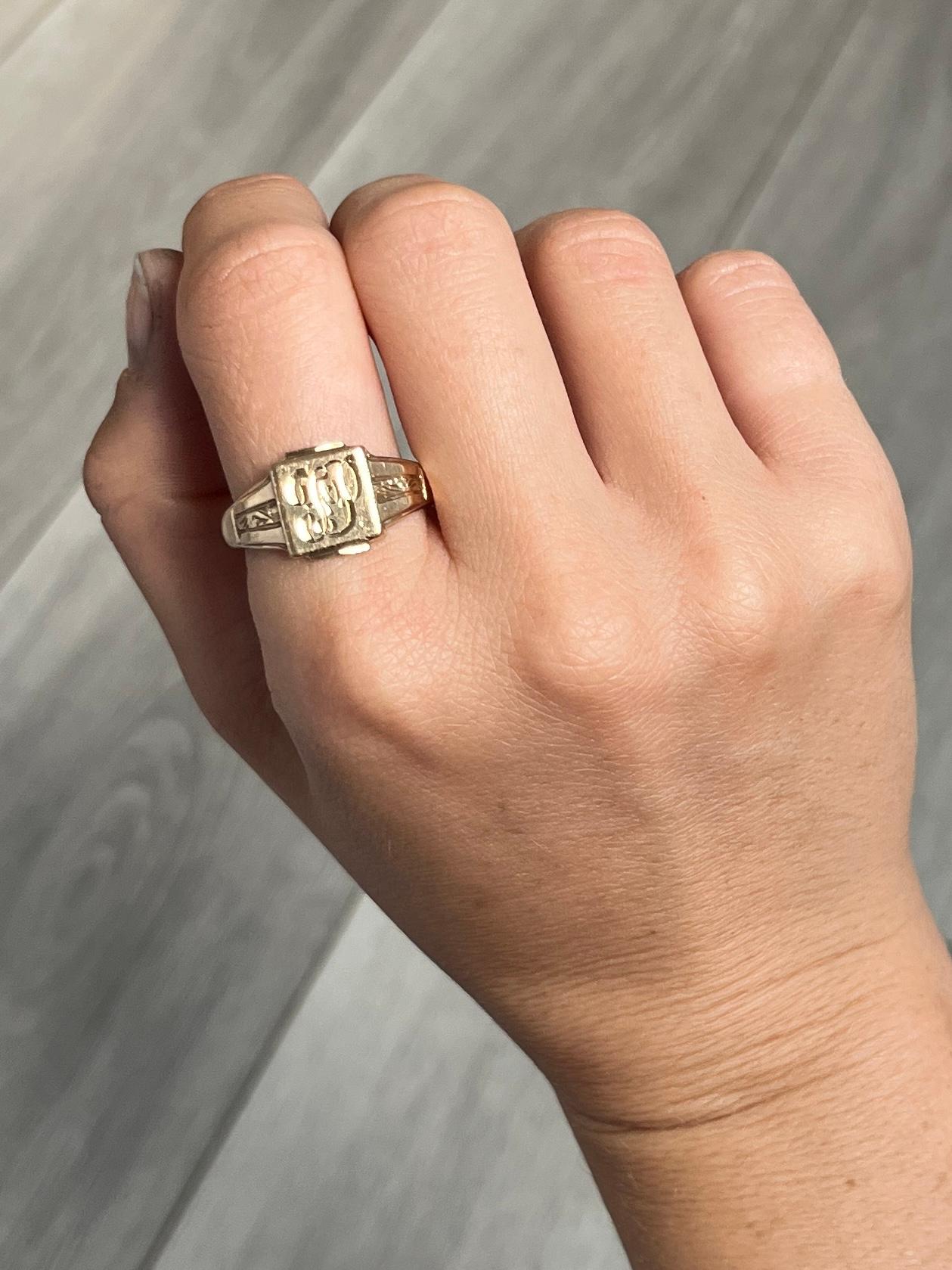 Vintage 9 Carat Gold Signet Ring In Good Condition For Sale In Chipping Campden, GB