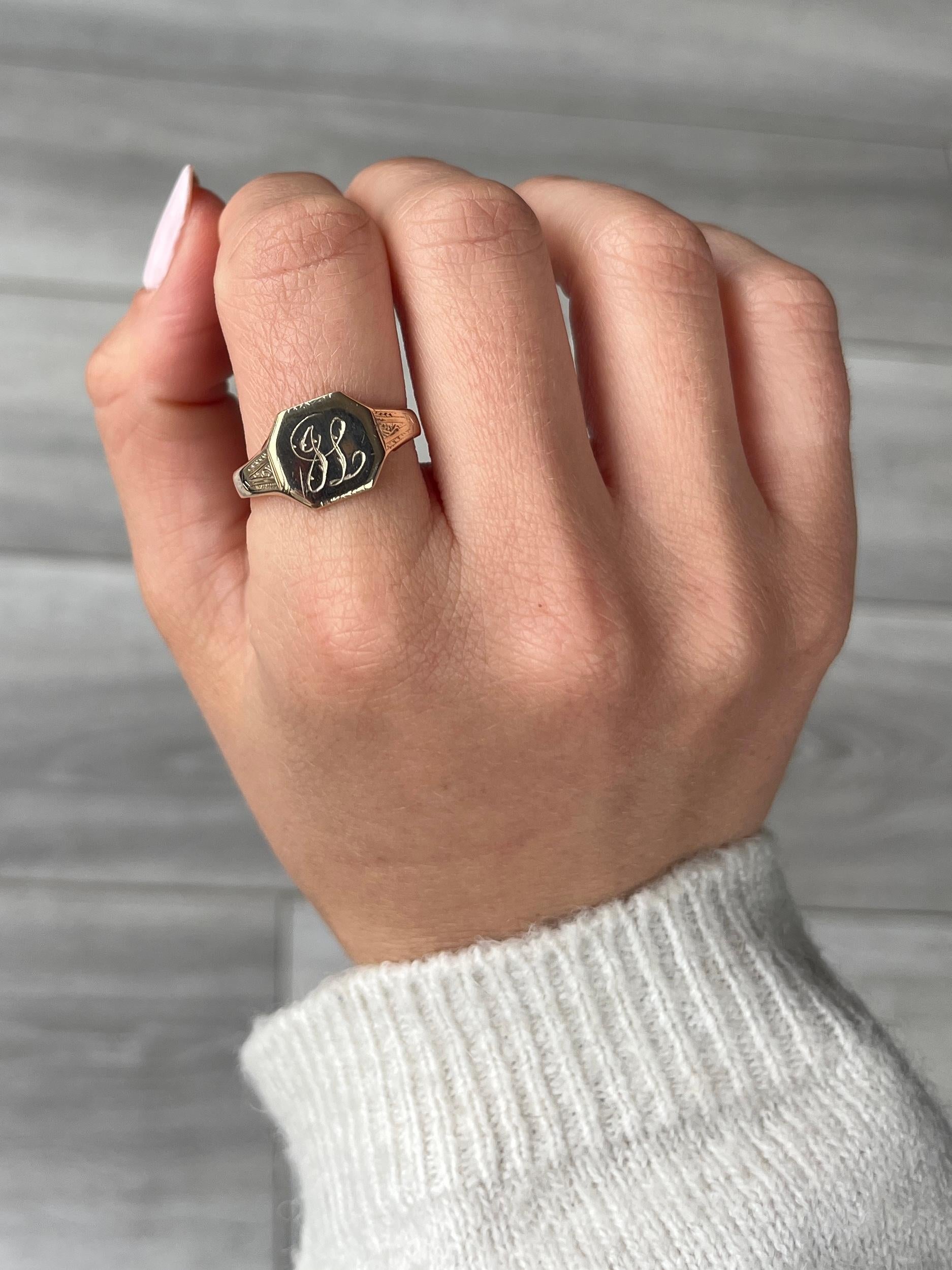 Women's or Men's Vintage 9 Carat Gold Signet Ring For Sale
