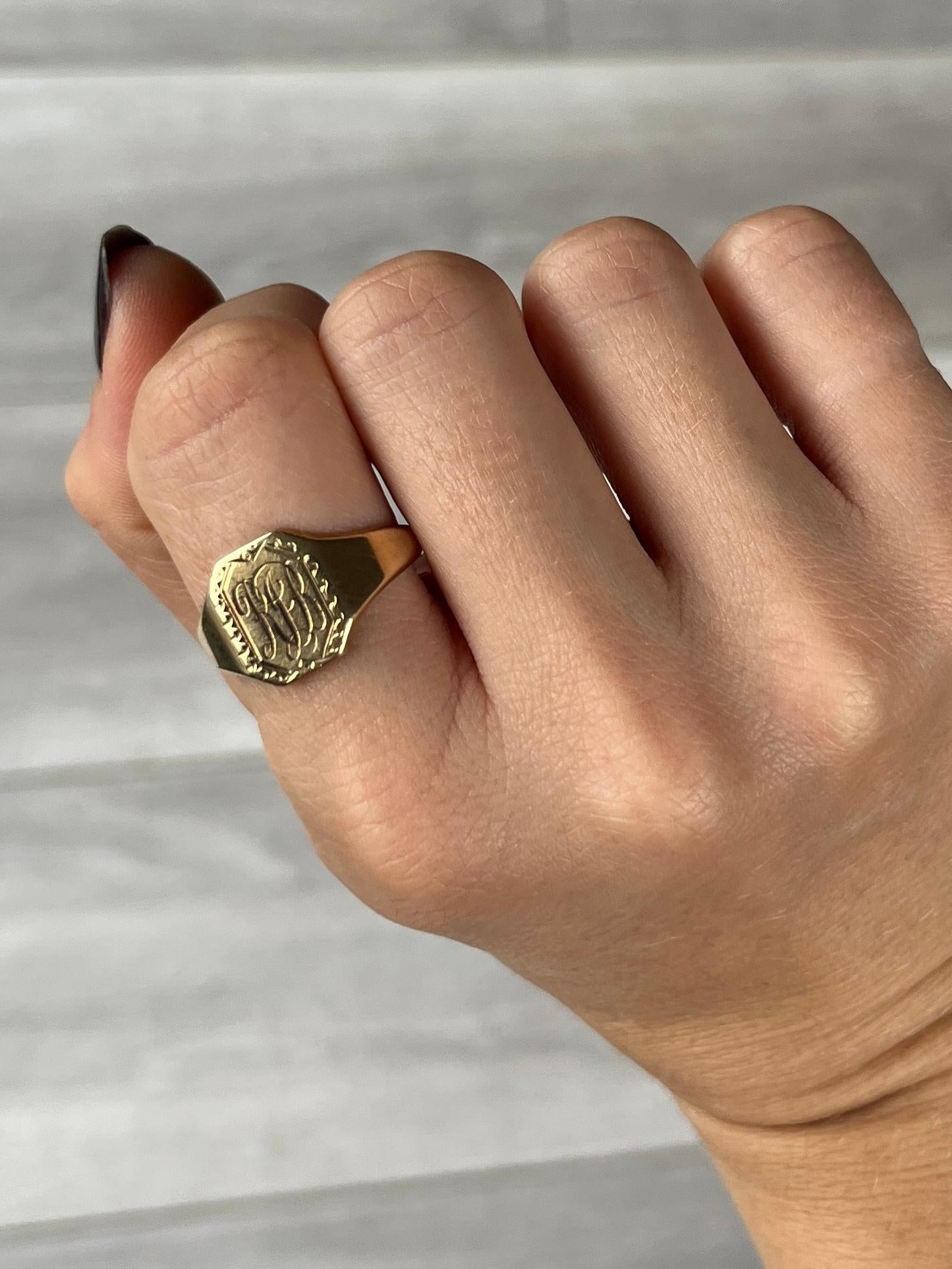 Vintage 9 Carat Gold Signet Ring For Sale 1