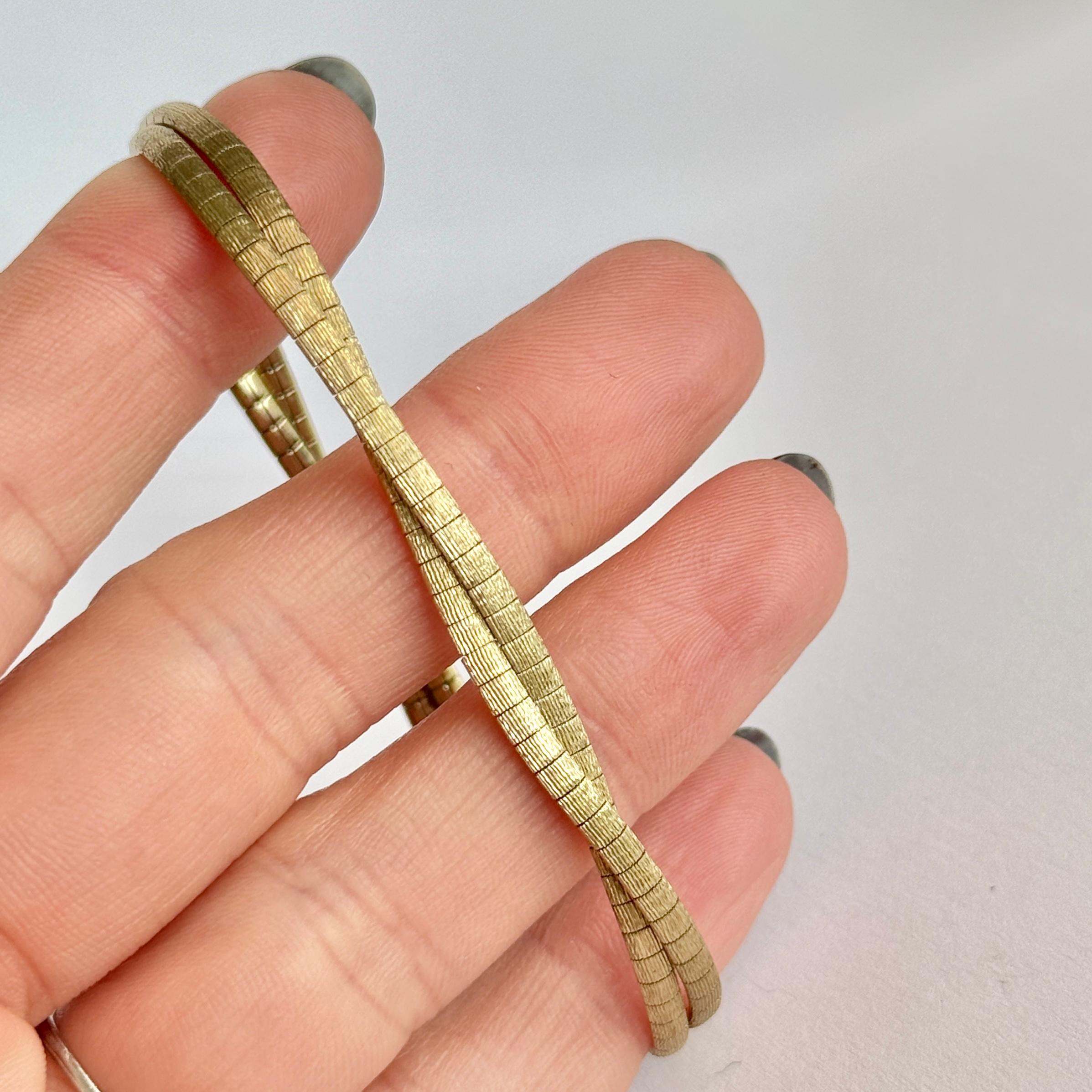 Ce bracelet est en or 9 carats brillant.

Longueur : 18 cm
Largeur : 6mm

Poids : 10.9 g

