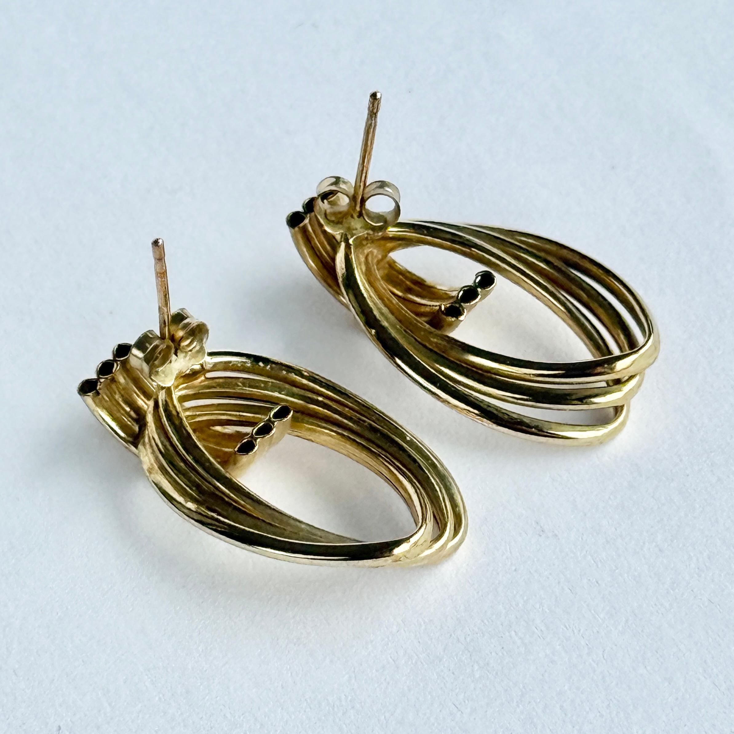 Glänzende 9 Karat Gelbgold haben ein wirklich ungewöhnliches Design und sind so hübsch.

Abmessungen: 25x14mm
Höhe vom Ohr: 7mm

Gewicht: 2.4 g