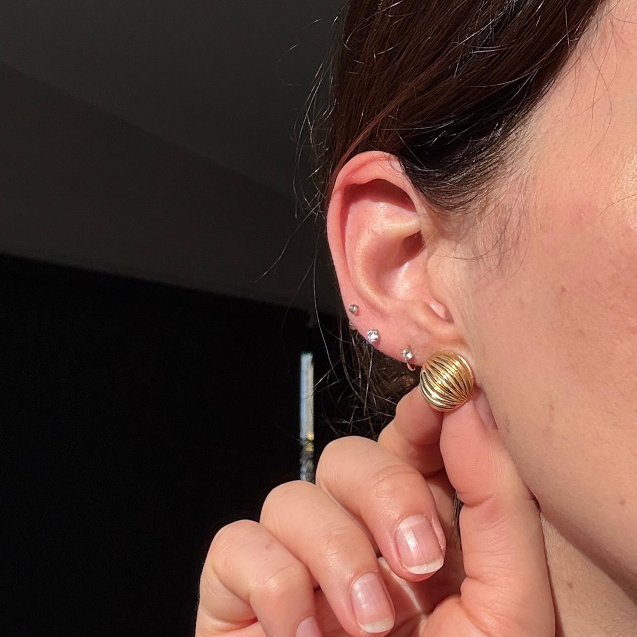 Glossy 9ct textured gold stud earrings. 

Diameter: 9.4mm

Weight: 1.5g