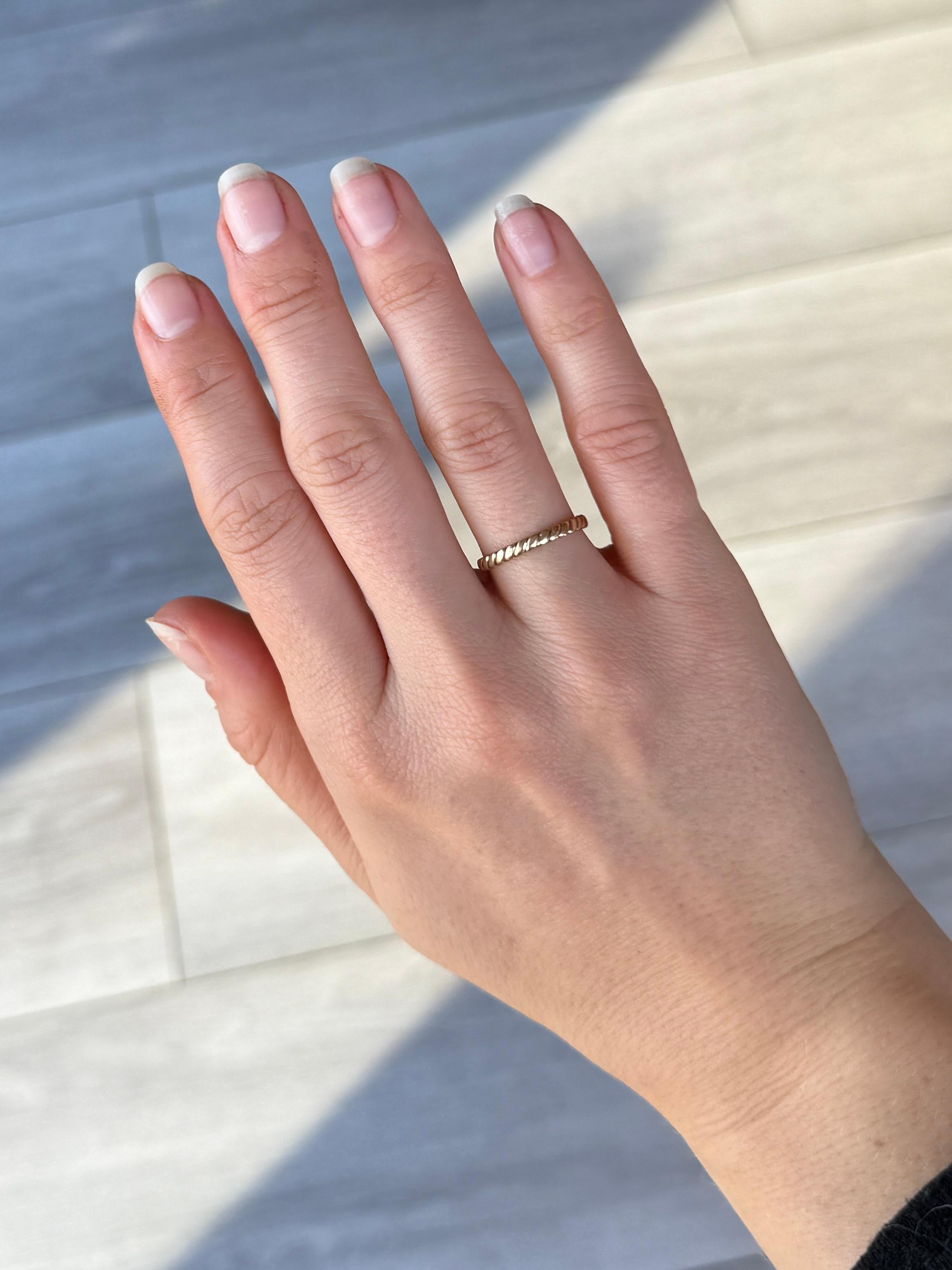 Vintage 9 Carat Gold Twist Band Ring In Good Condition For Sale In Chipping Campden, GB