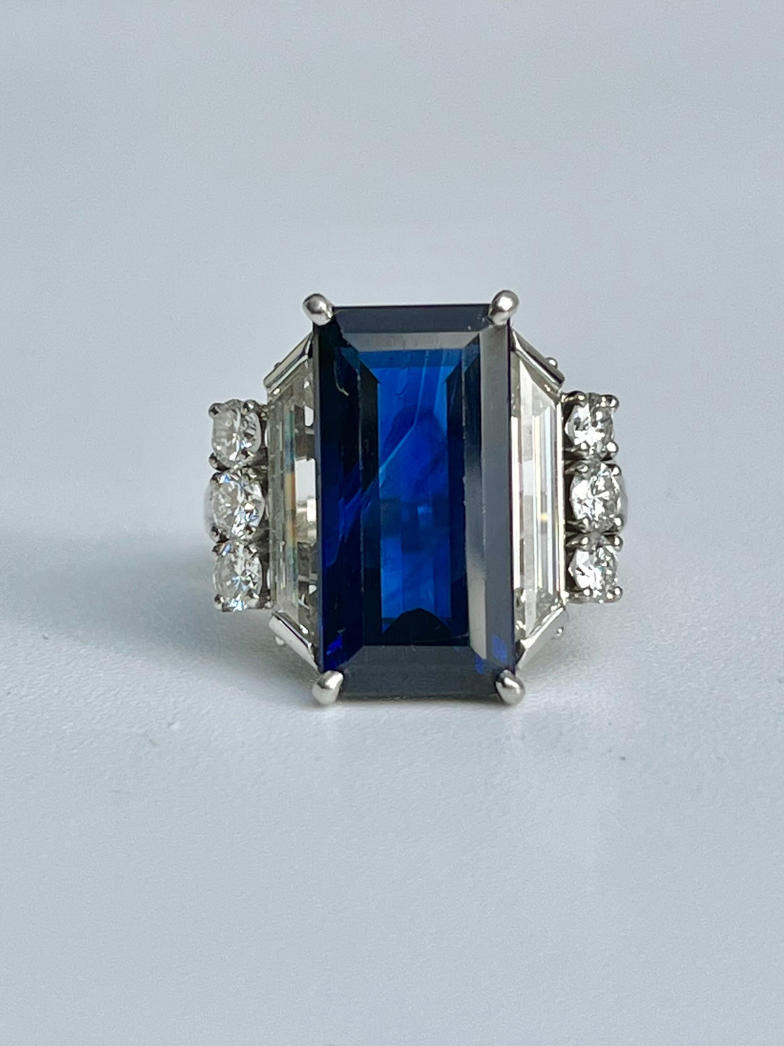 GRS Cert. Vintage 8.5 Carat Vivd Blue Sapphire & Trapezoid Diamond Platinum Ring For Sale 4