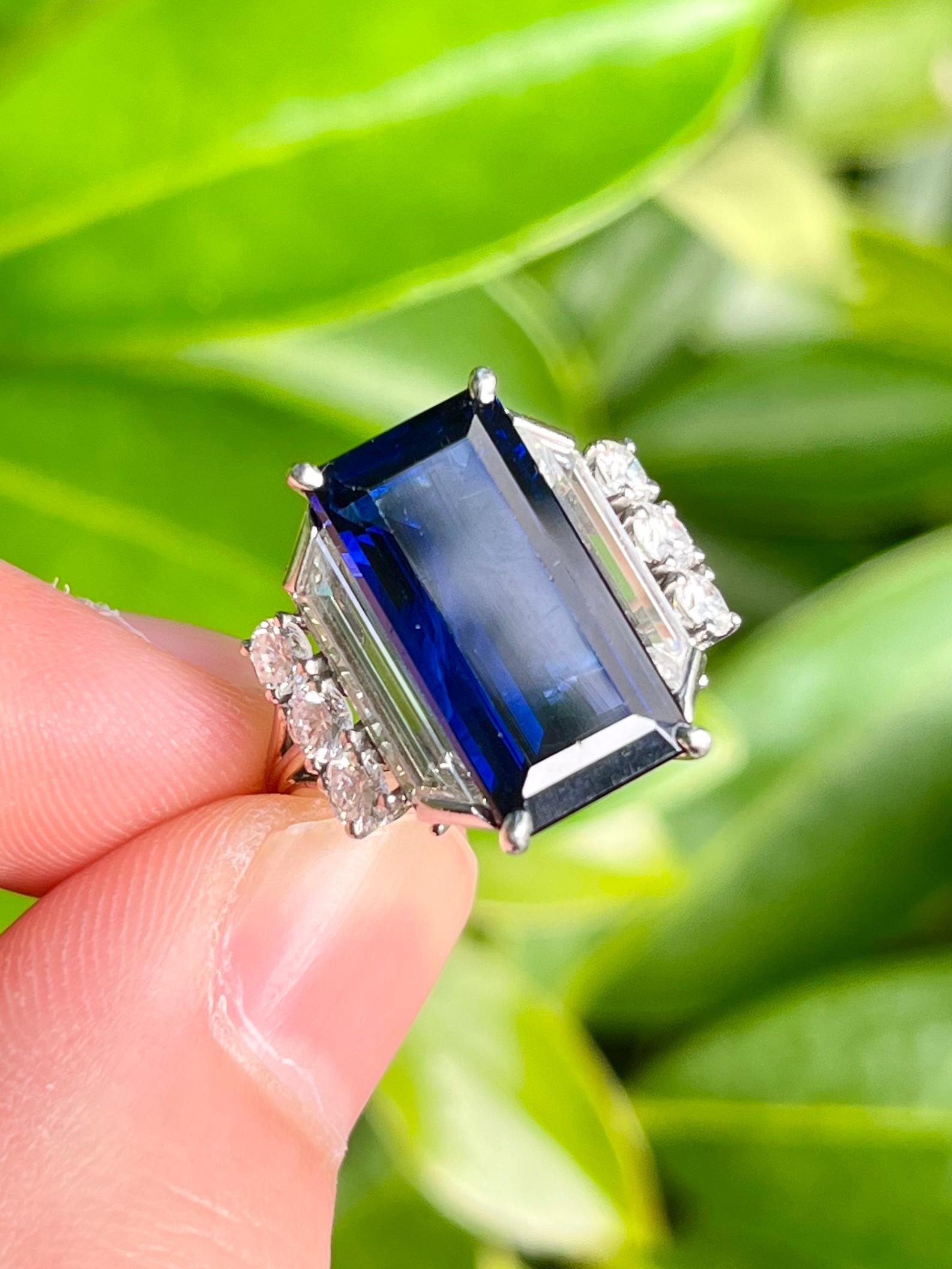 GRS Cert. Vintage 8.5 Carat Vivd Blue Sapphire & Trapezoid Diamond Platinum Ring In Excellent Condition For Sale In Miami, FL