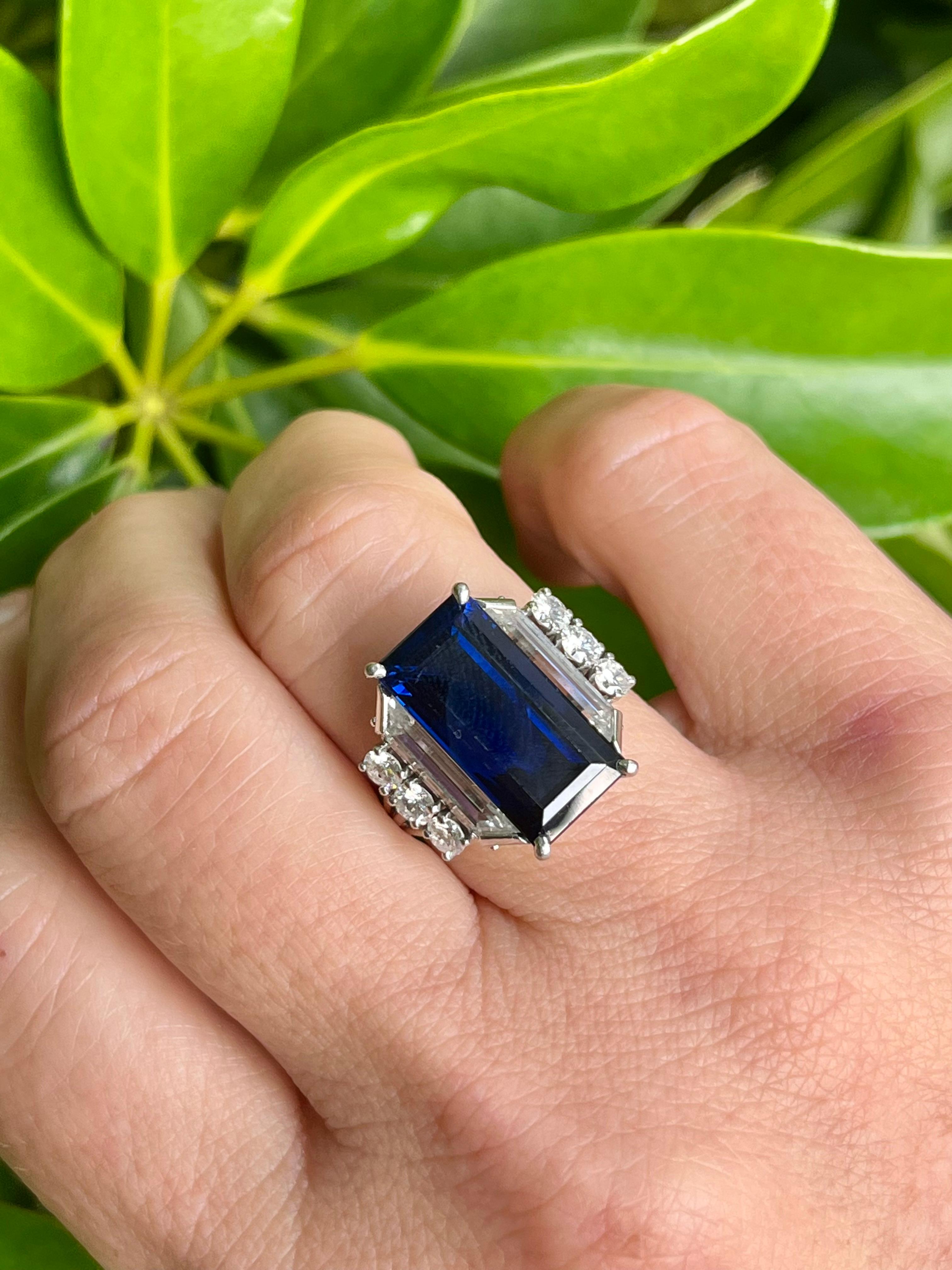 GRS Cert. Vintage 8.5 Carat Vivd Blue Sapphire & Trapezoid Diamond Platinum Ring For Sale 2
