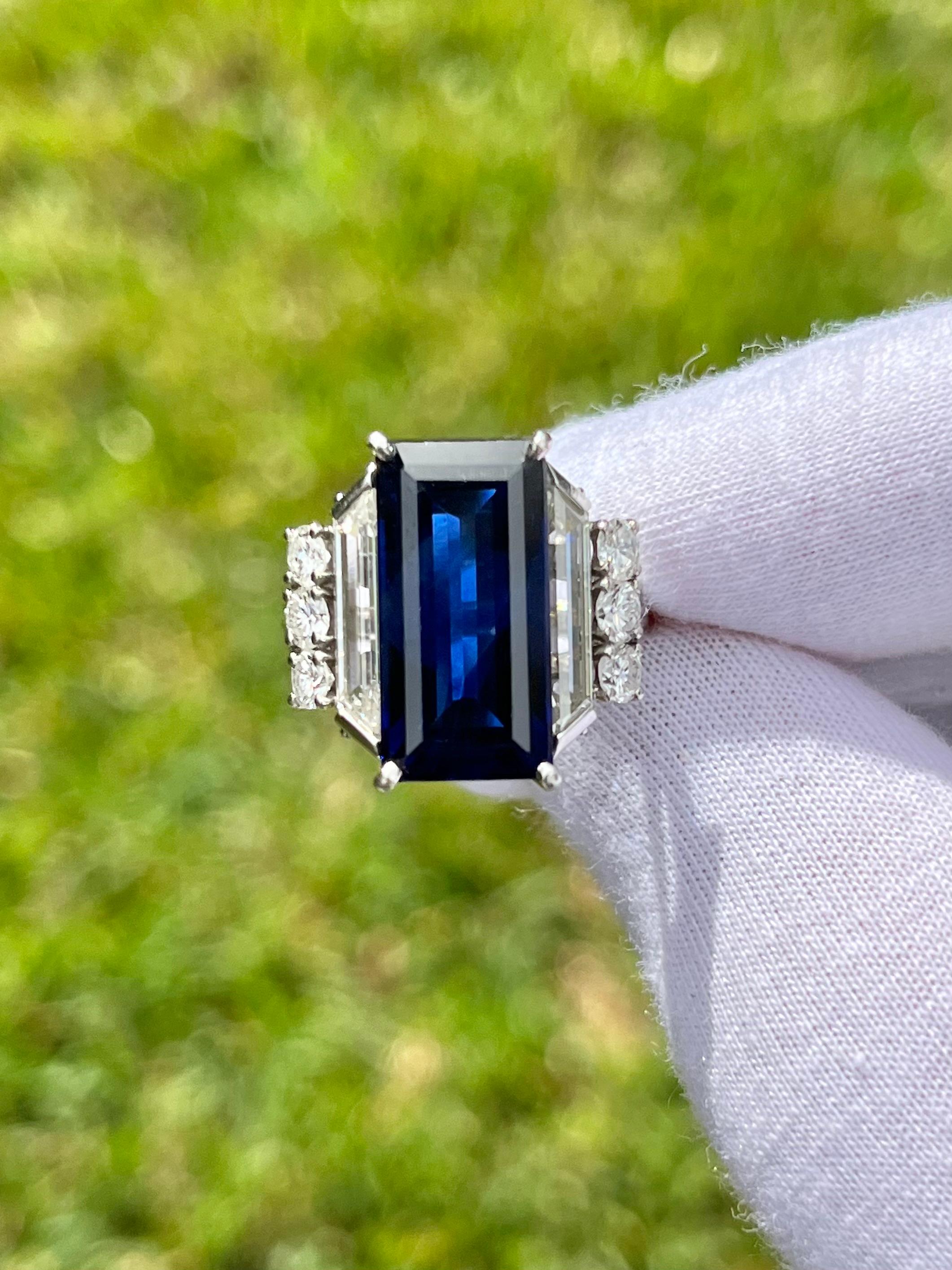 GRS Cert. Vintage 8.5 Carat Vivd Blue Sapphire & Trapezoid Diamond Platinum Ring For Sale 3