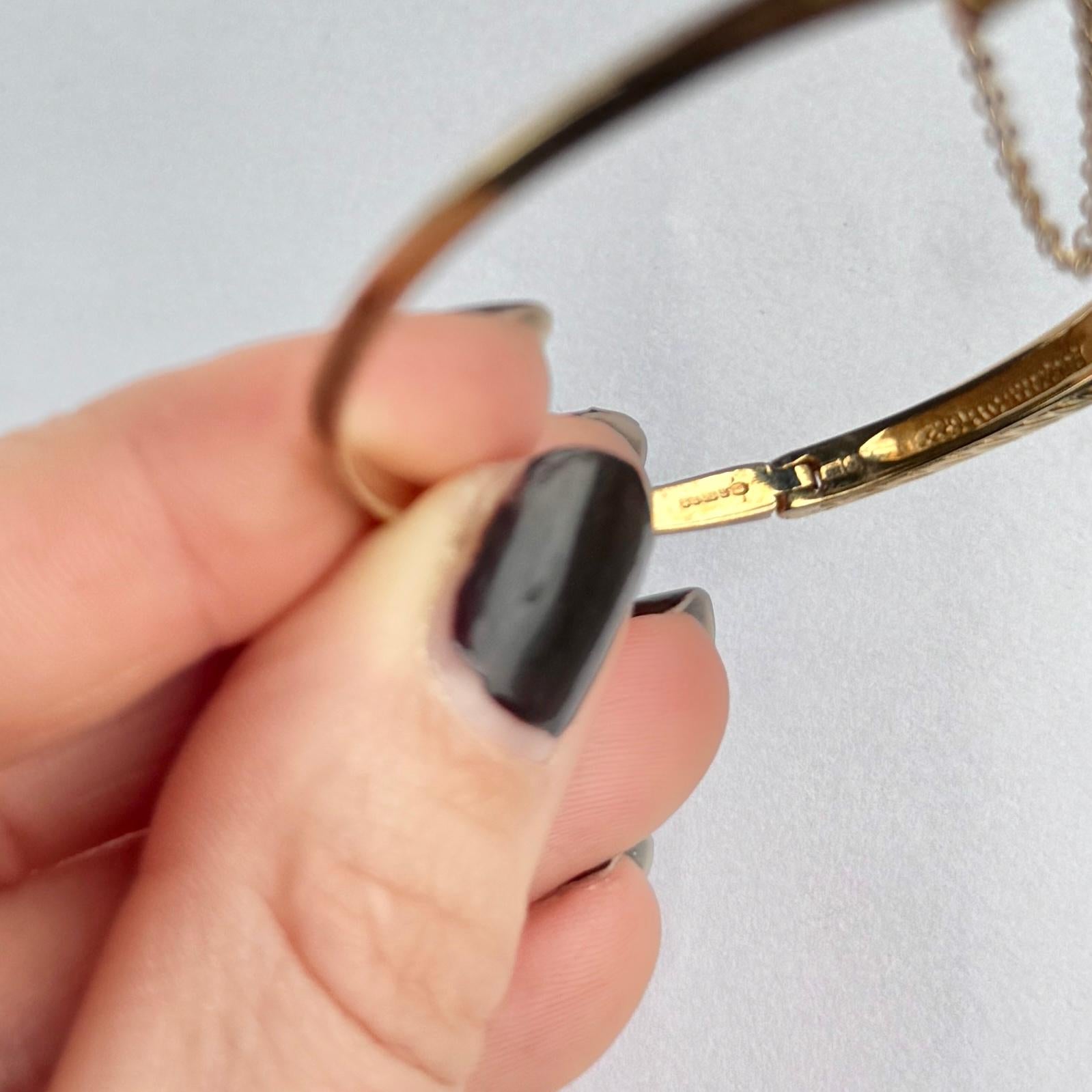 Ce bracelet est en or 9 carats et contient un total de 11 opales graduées. Entre les opales brillantes et colorées se trouvent des pointes de diamant étincelantes. Entièrement poinçonné à Birmingham en 1994. 

Diamètre intérieur (le plus large) :