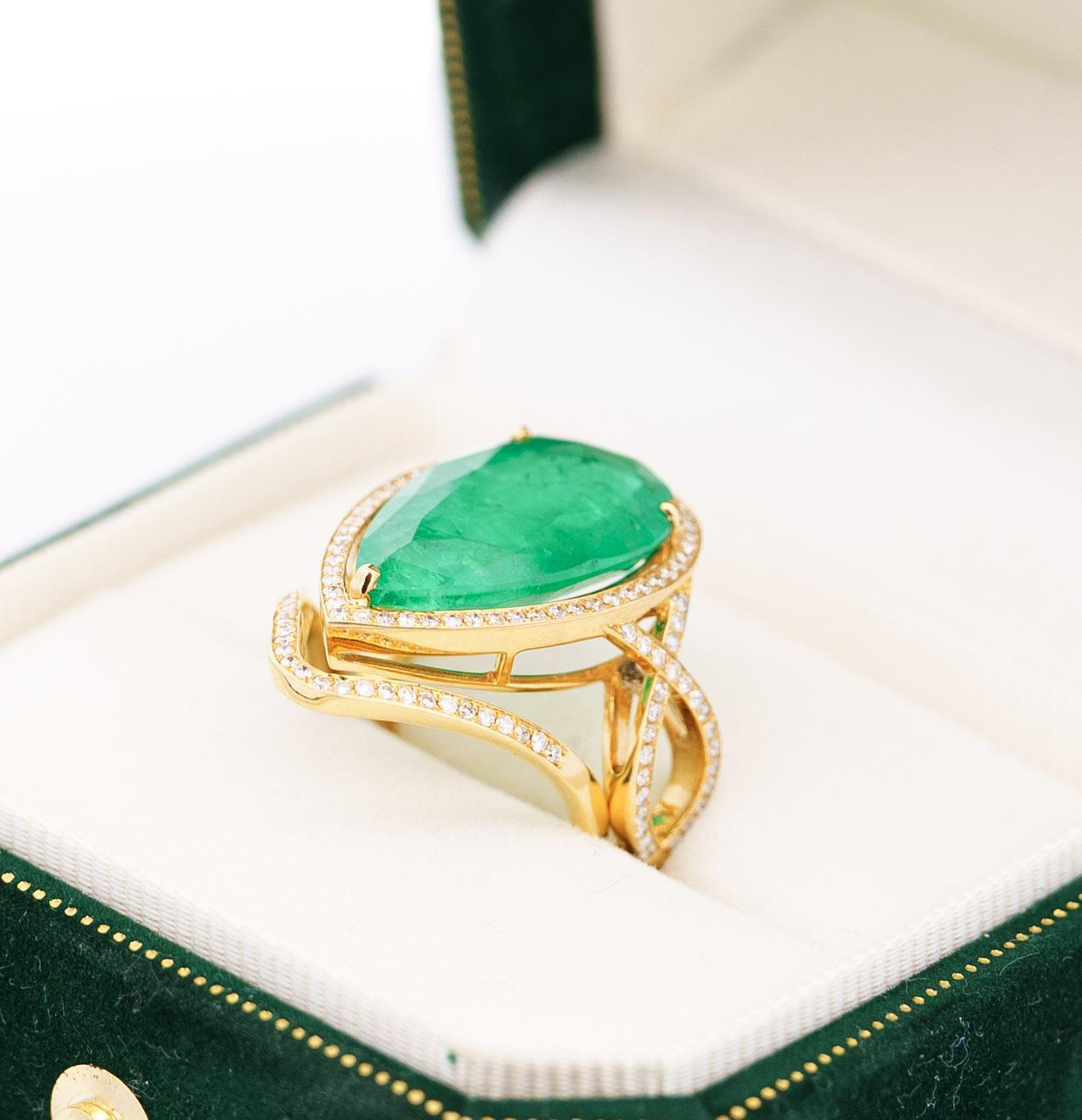 Vintage 9 Carat Pear Cut Zambian Emerald & Diamond Halo Ring Jacket in 18K Gold For Sale 1