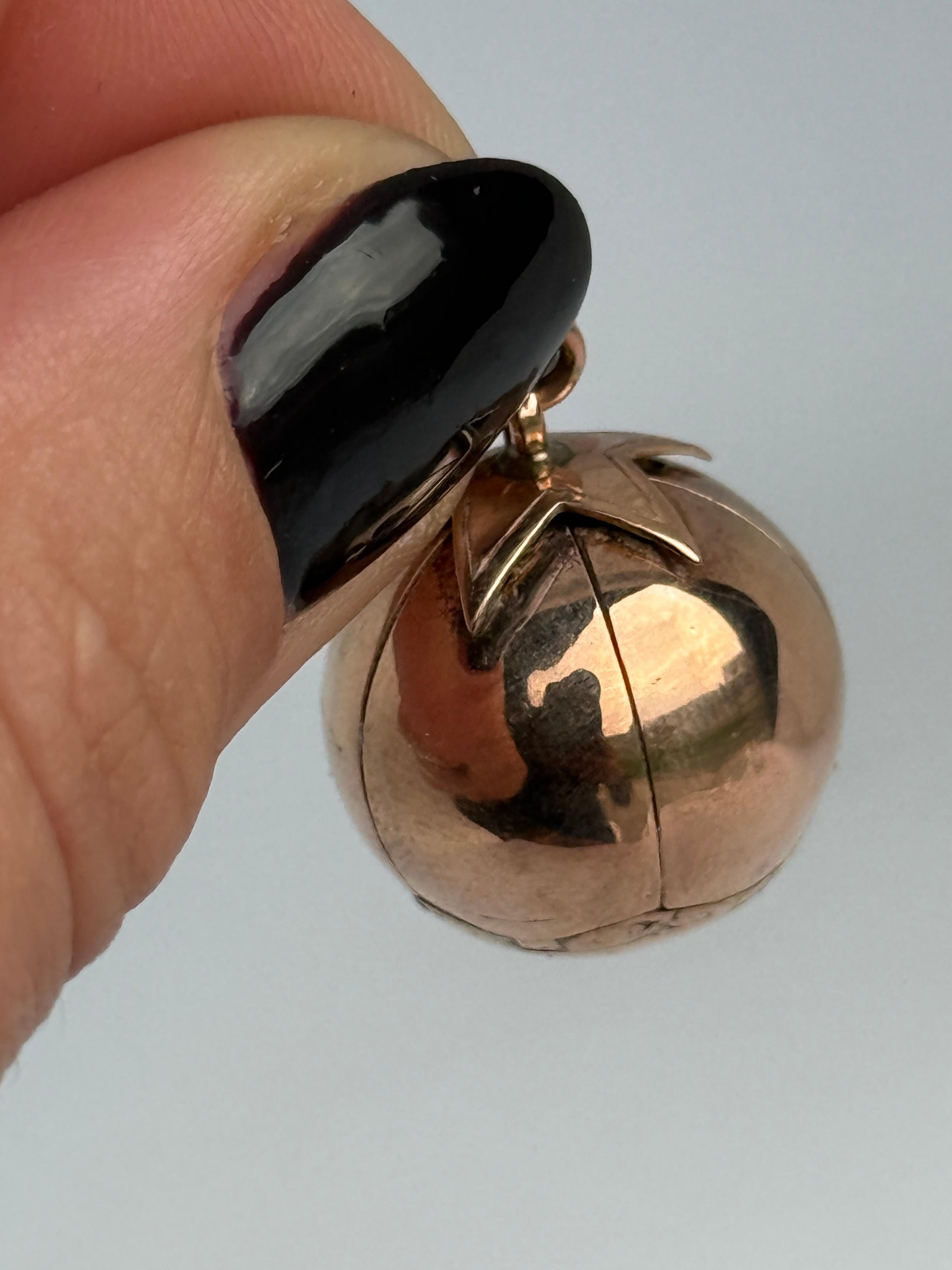 Questo classico globo massonico è modellato in argento e rivestito in oro rosa a 9 carati che mostra perfettamente l'incisione. Questa sfera si apre in una stella, il che la rende un oggetto difficile da trovare! La parte superiore della sfera è