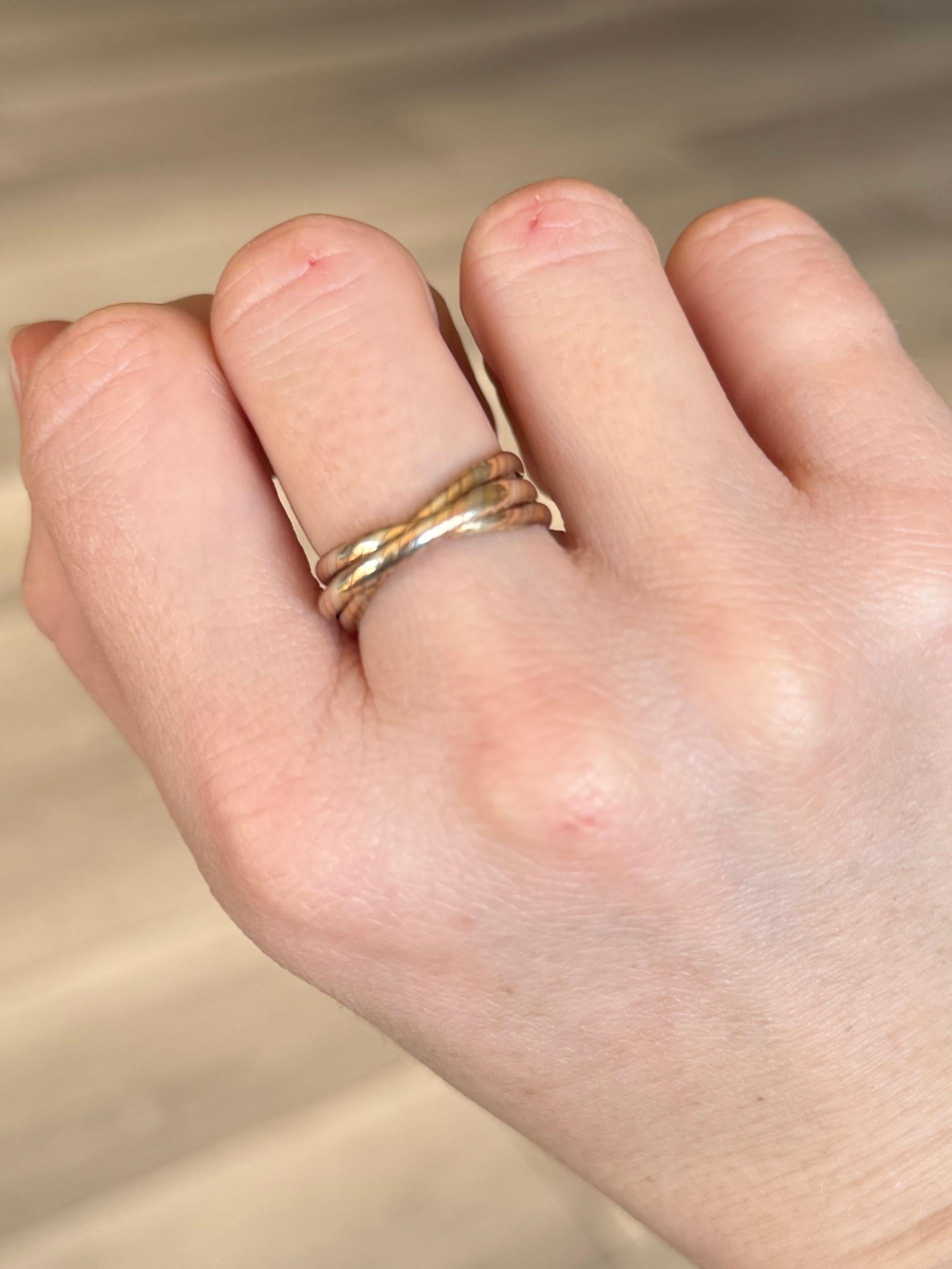 Vintage 9 Carat Rose, White and Yellow Gold Twist Triple Band Ring In Good Condition In Chipping Campden, GB