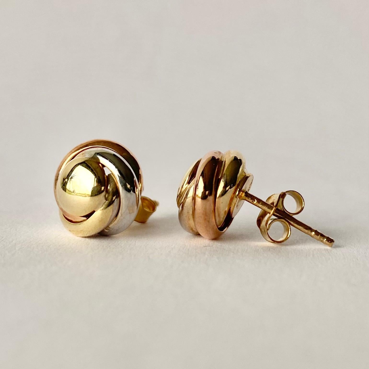 Glossy 9ct yellow gold superbly tied in a knot make the most stylish design for these earrings. They also feature a glossy gold ball at the centre. 

Knot Diameter: 10mm

Weight: 1.91g