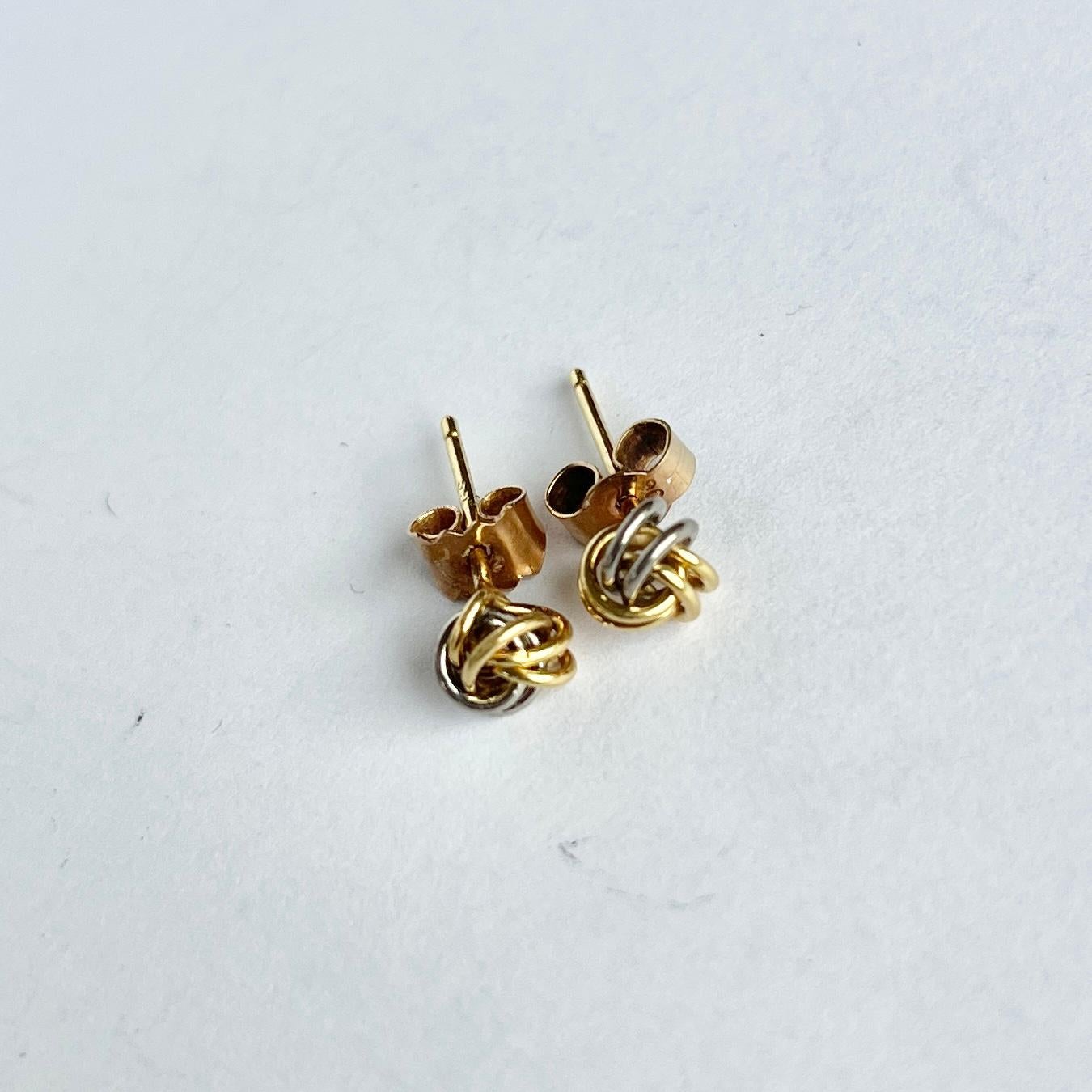 Vintage 9 Carat White and Yellow Gold Knot Stud Earring In Good Condition For Sale In Chipping Campden, GB
