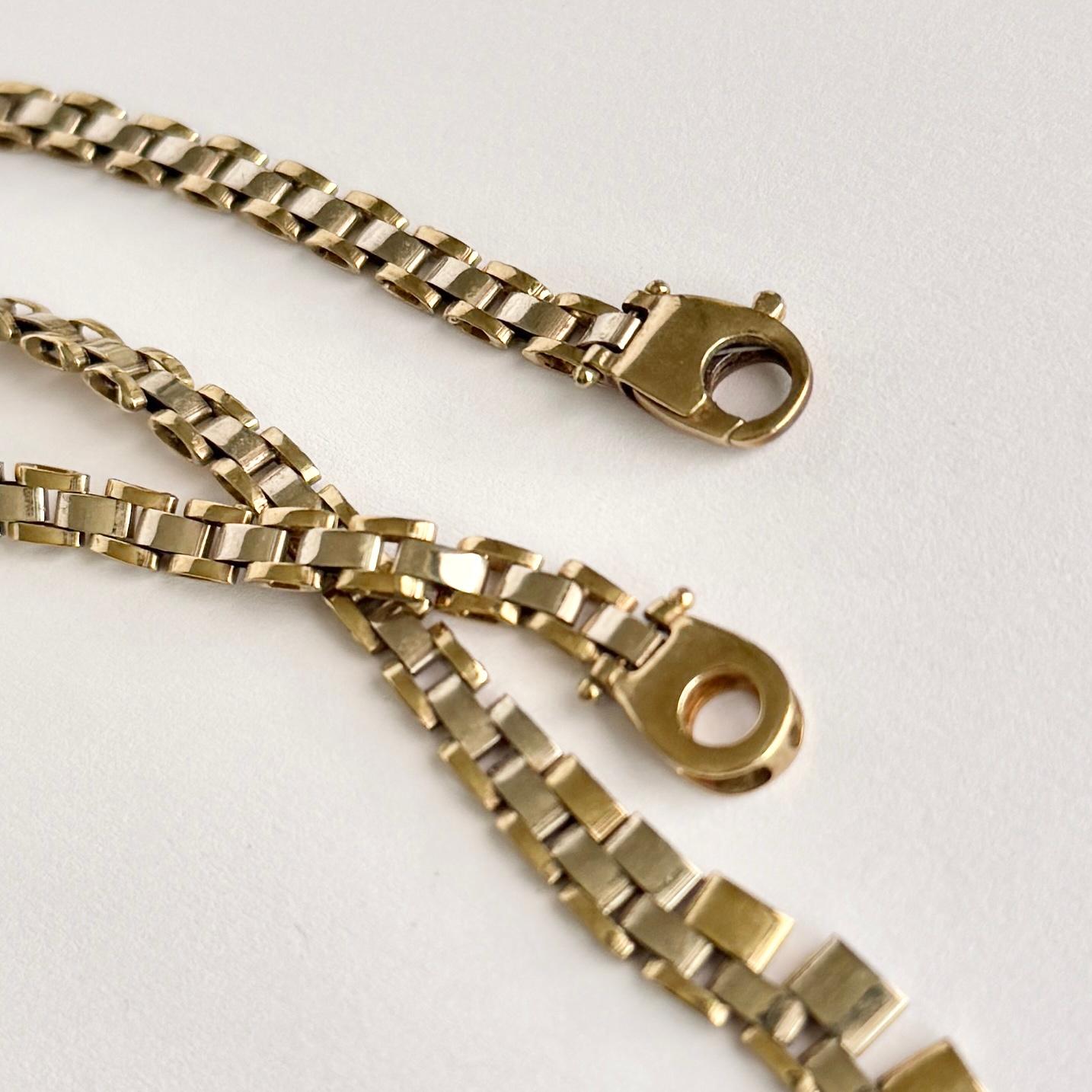 Questa collana in oro 9ct è composta da oro giallo e bianco in stile frangia.

Lunghezza: 44 cm 
Larghezza: 4-11 mm 

Peso: 18 g