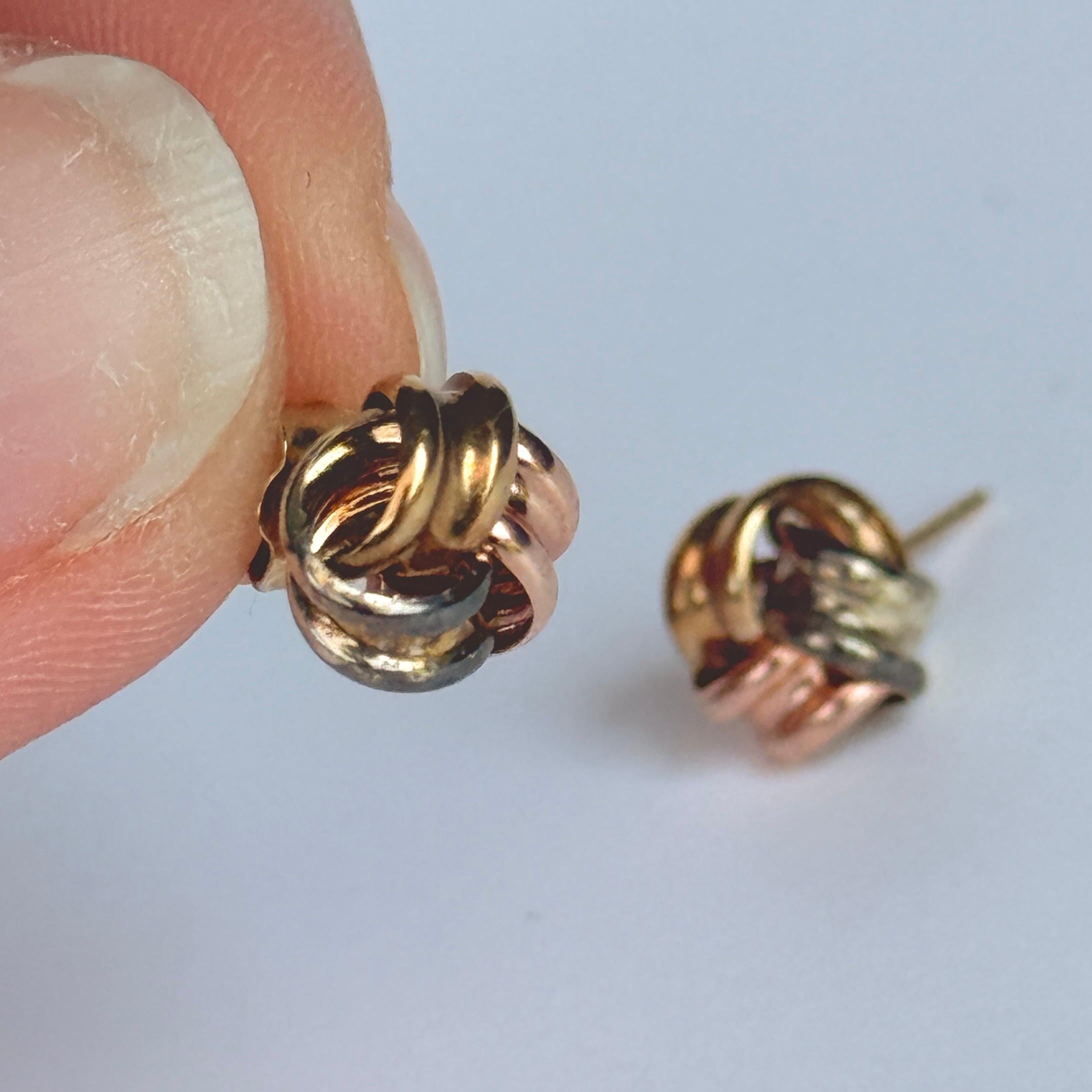 El brillante oro amarillo, rosa y blanco de 9 ct, magníficamente atado en un nudo, constituye el diseño más elegante para estos pendientes. 

Diámetro del nudo: 8 mm
Altura desde la oreja: 5 mm

Peso: 0,5 g