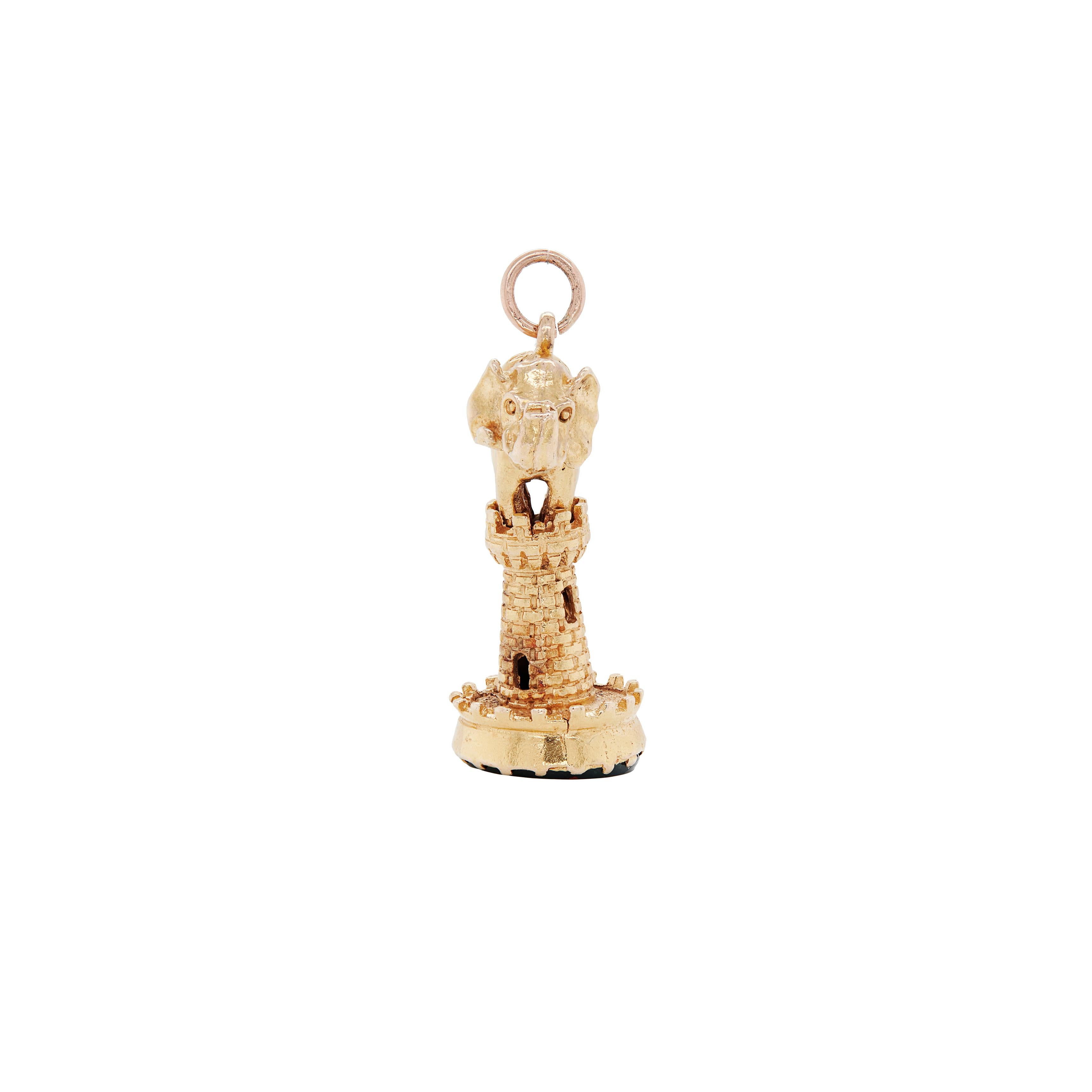 Verleihen Sie Ihrer Schmucksammlung einen verspielten Touch mit diesem gewagten Charme aus 9 Karat Gelbgold.

Dieses wunderschön gearbeitete Stück zeigt einen detailliert ausgearbeiteten Elefanten, der auf einem befestigten Turm steht und ein