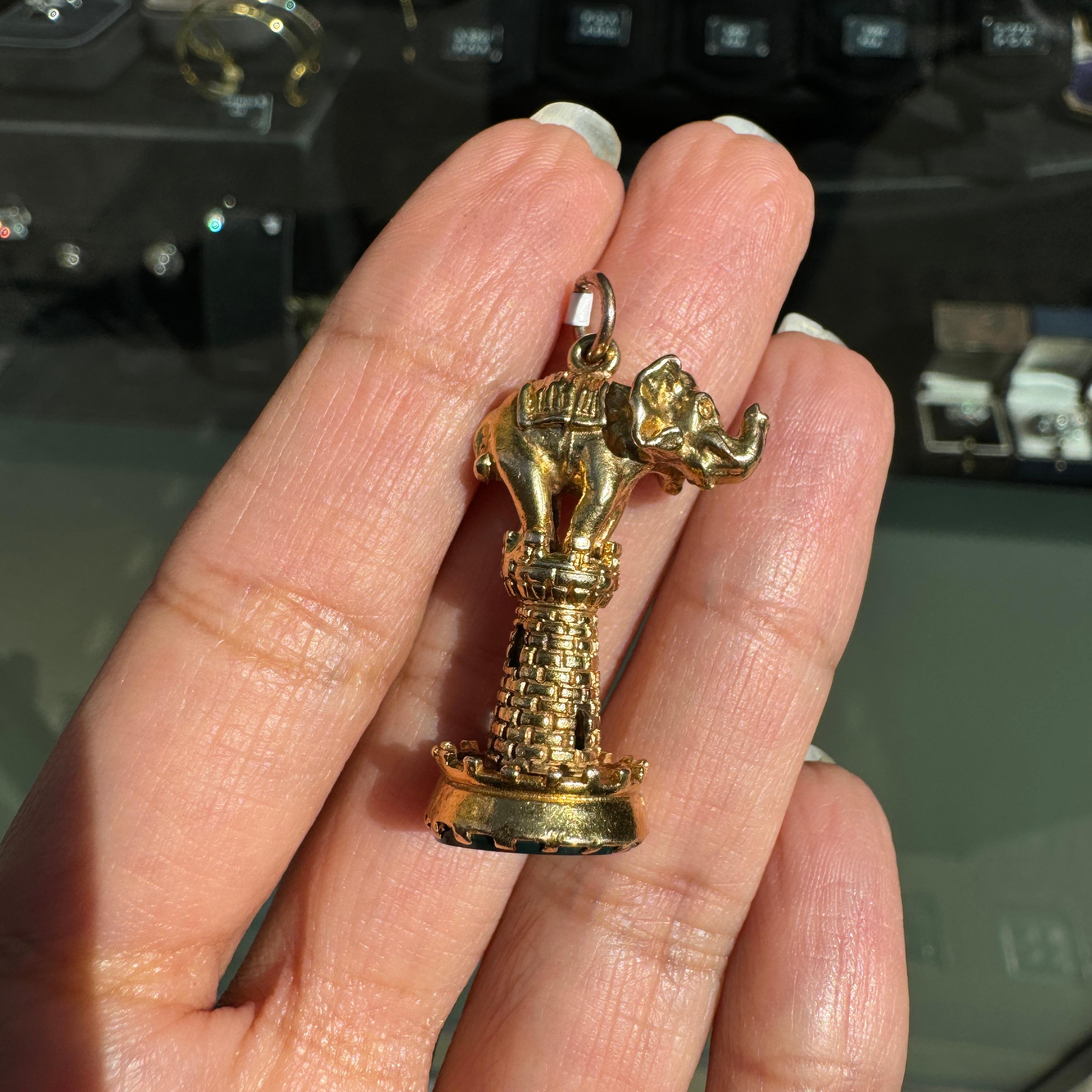 Vintage 9 Karat Gelbgold und Blutstein 3D Elefant & Schloss Charm/Anhänger im Zustand „Gut“ im Angebot in London, GB