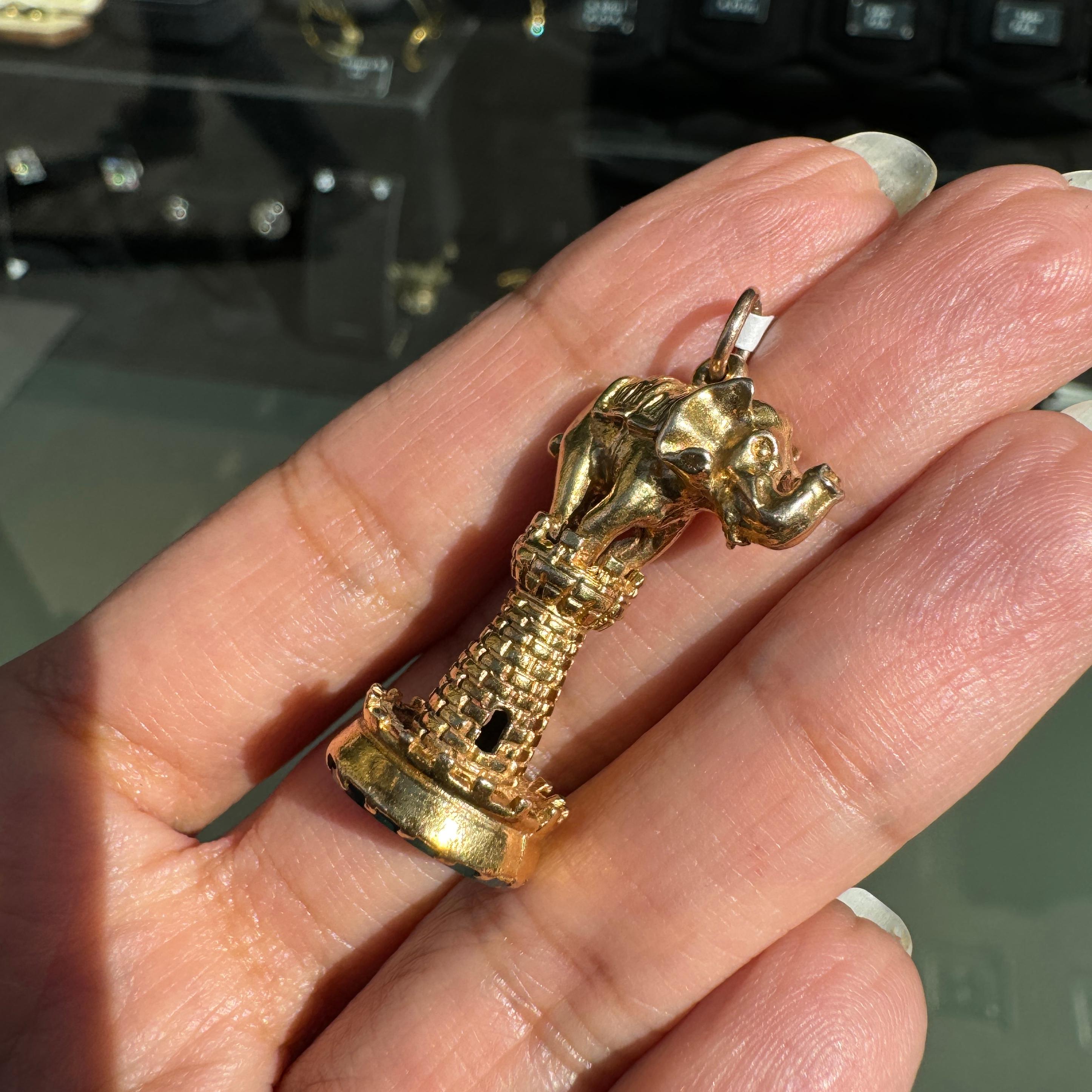 Vintage 9 Karat Gelbgold und Blutstein 3D Elefant & Schloss Charm/Anhänger für Damen oder Herren im Angebot