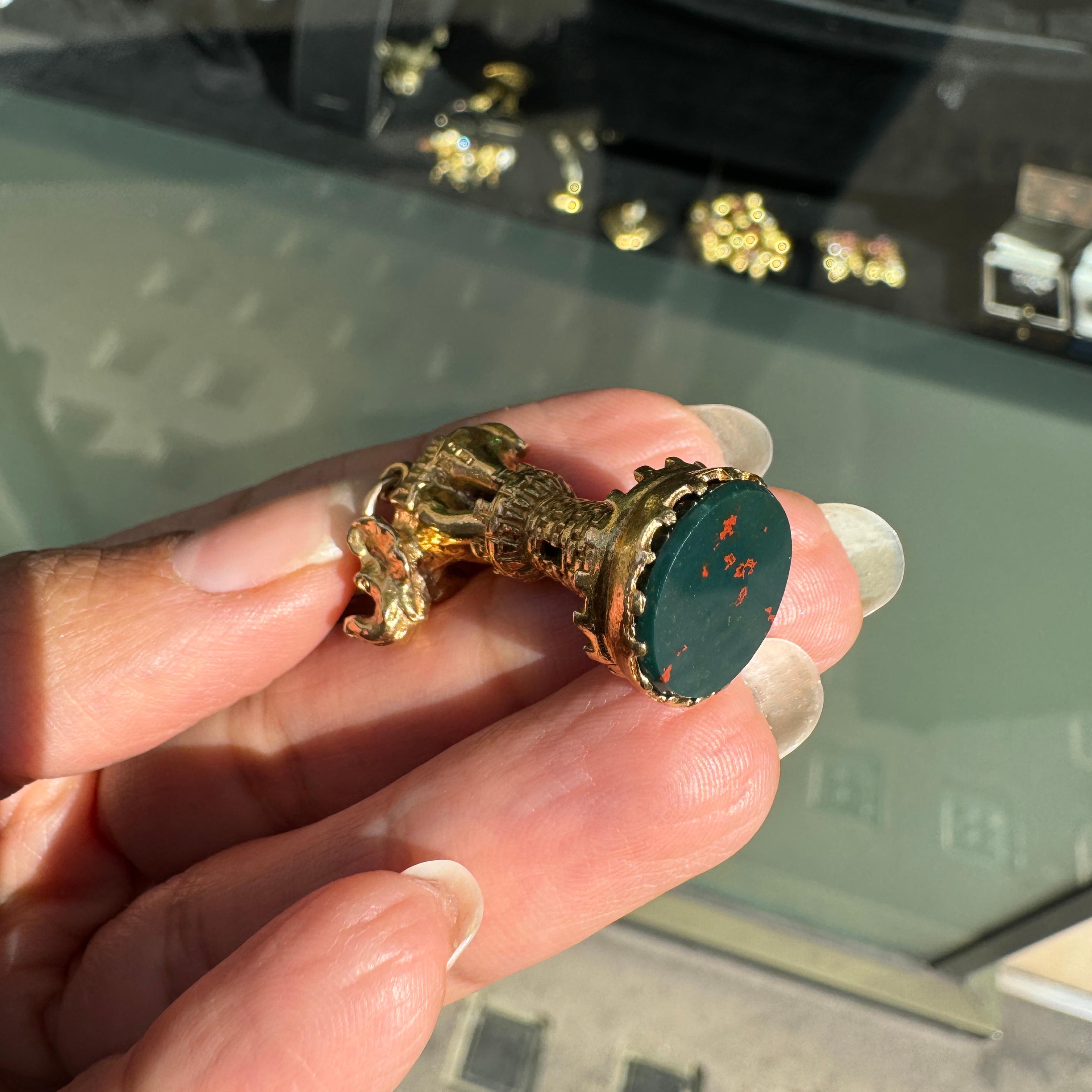 Vintage 9 Karat Gelbgold und Blutstein 3D Elefant & Schloss Charm/Anhänger im Angebot 2