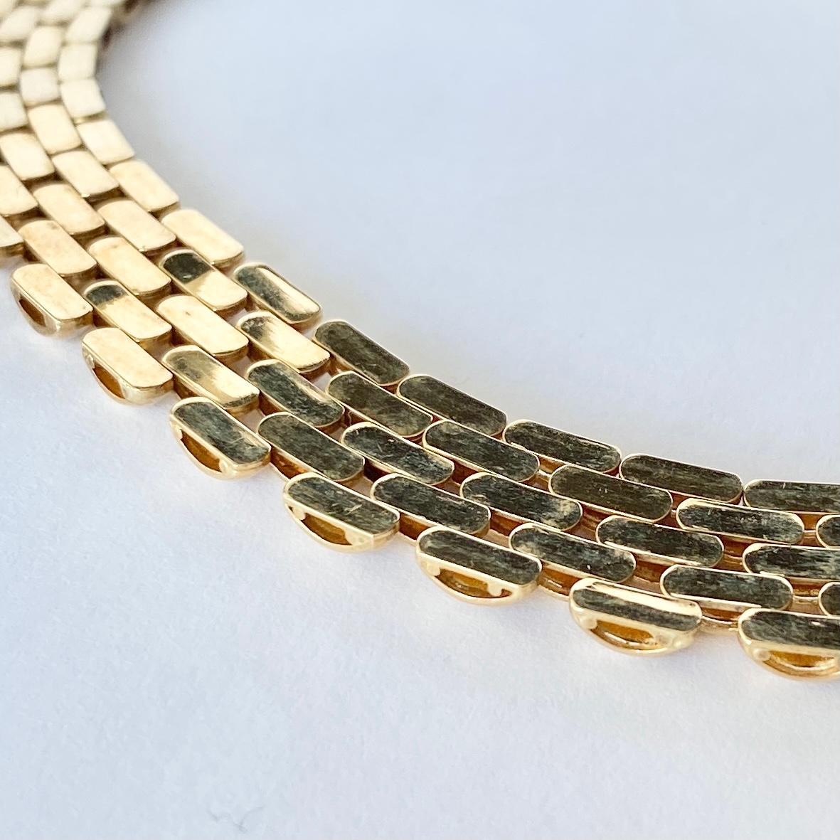 Dieses schöne Vintage-Halsband aus 9-karätigem Gold ist flach und sitzt schön. Sie wird mit einer einfachen Schließe verschlossen. 

Länge: 43.4cm
Kettenbreite: 11.5mm 

Gewicht: 37g