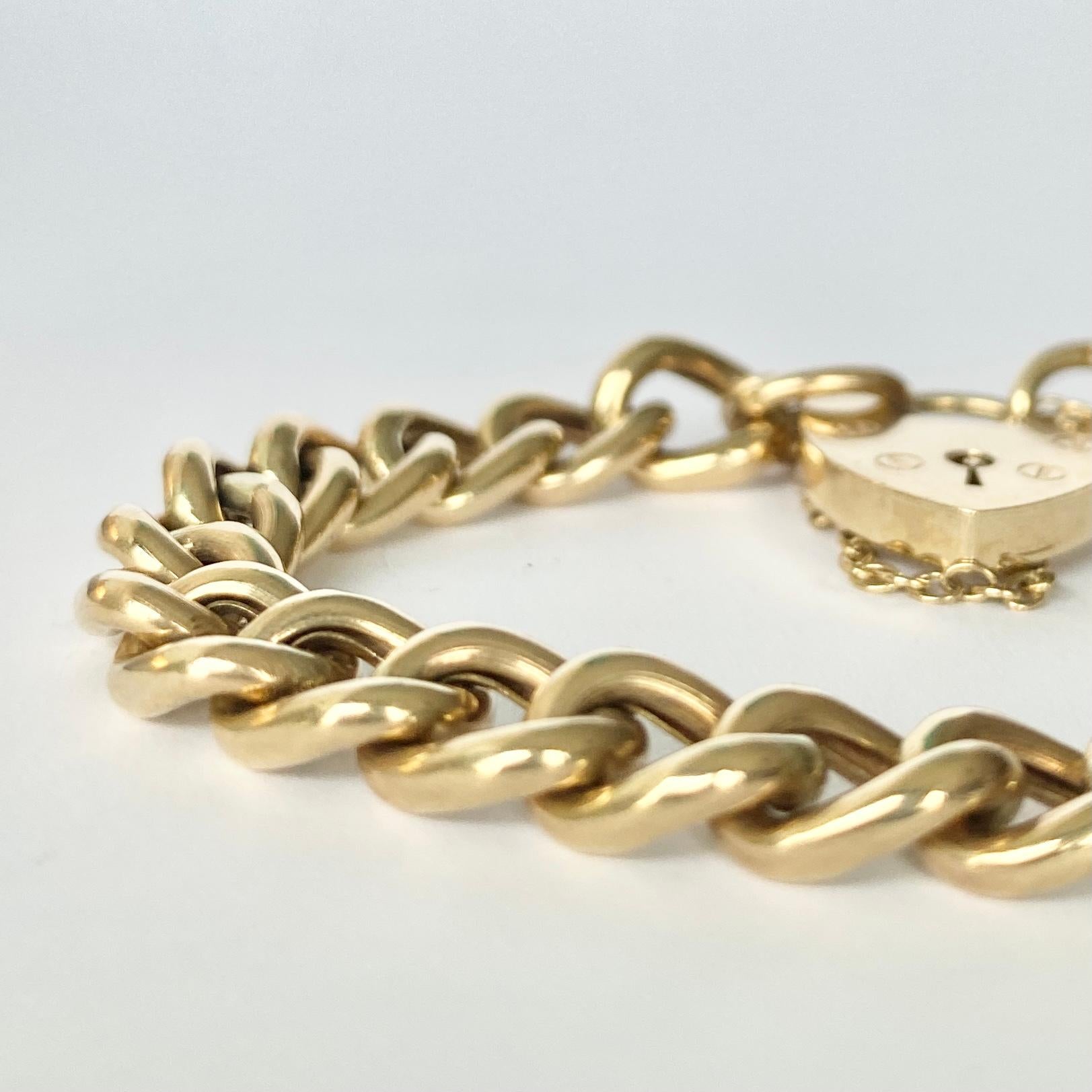 This is a classic curb bracelet modelled in 9ct yellow gold and has a heart padlock as the method of fastening. Fully hallmarked London 1978.

Length: 16cm 
Chain Width: 6.5mm

Weight: 10g