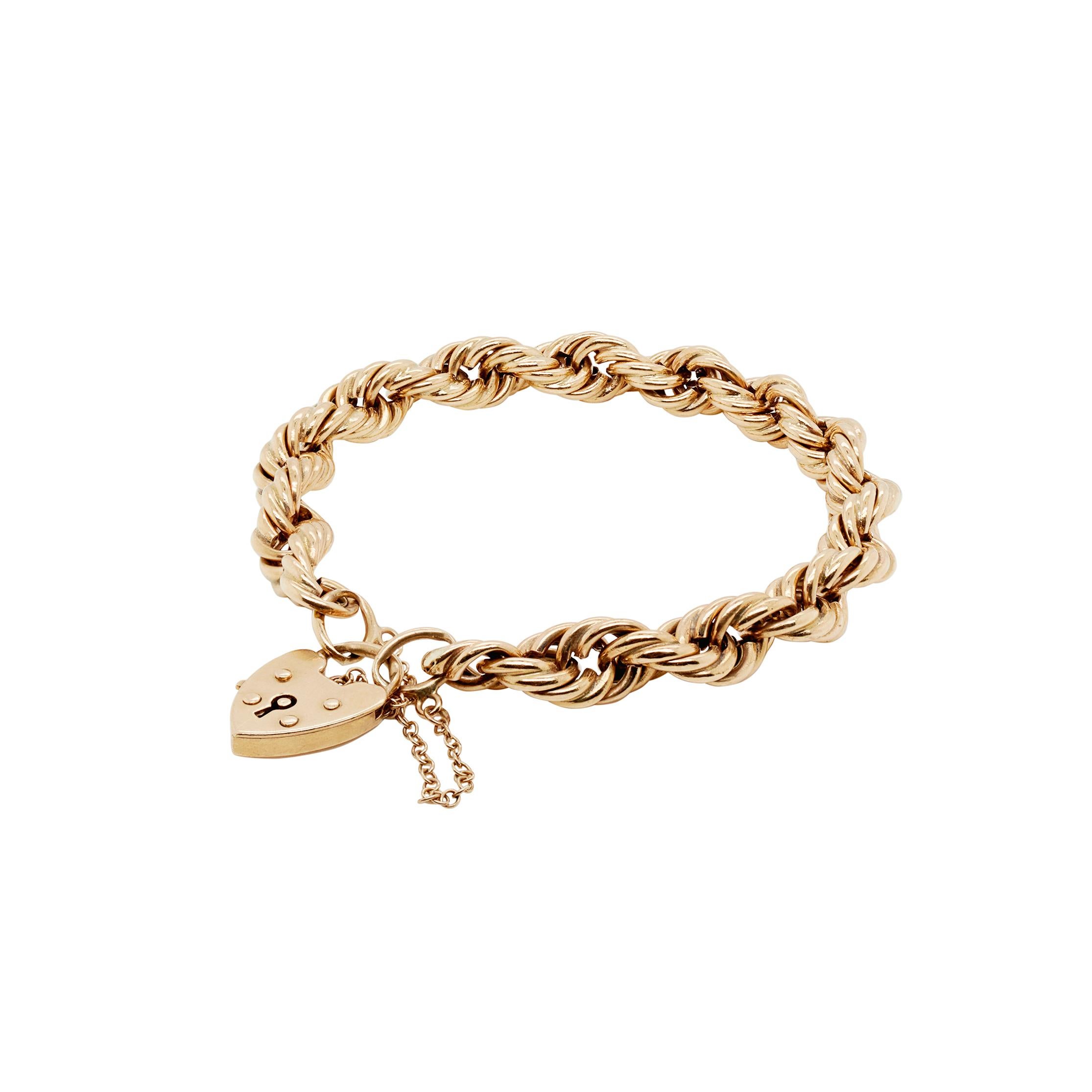 Non puoi sbagliare con questo bracciale a maglie fantasia in oro giallo 9 carati, facile da indossare dal giorno alla sera.

Questo pezzo senza tempo è caratterizzato da una catena a corda attorcigliata, realizzata con una moltitudine di maglie cave