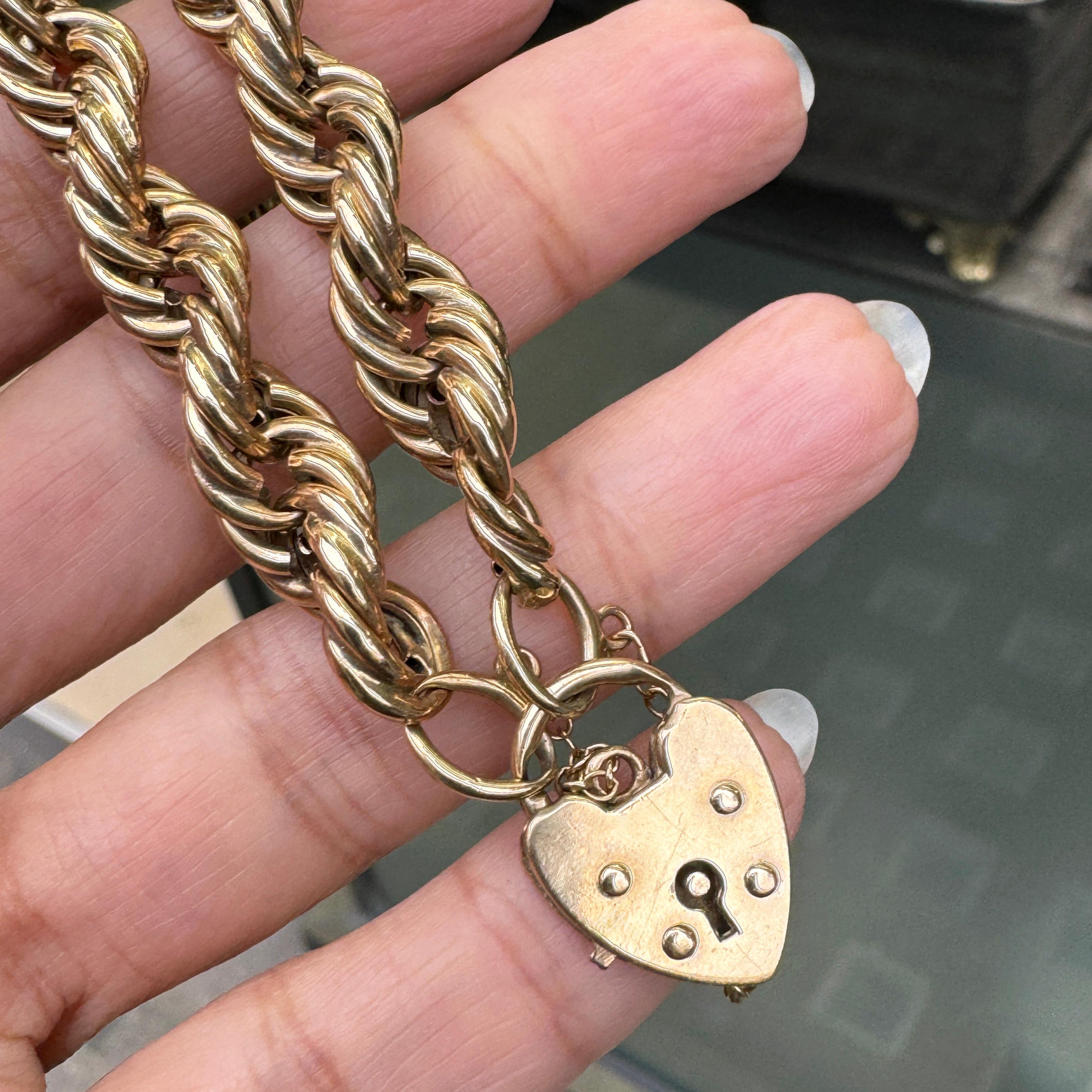 Rétro Bracciale d'epoca in oro giallo 9 carati a maglie intrecciate con lucchetto a cuore, 1977 in vendita