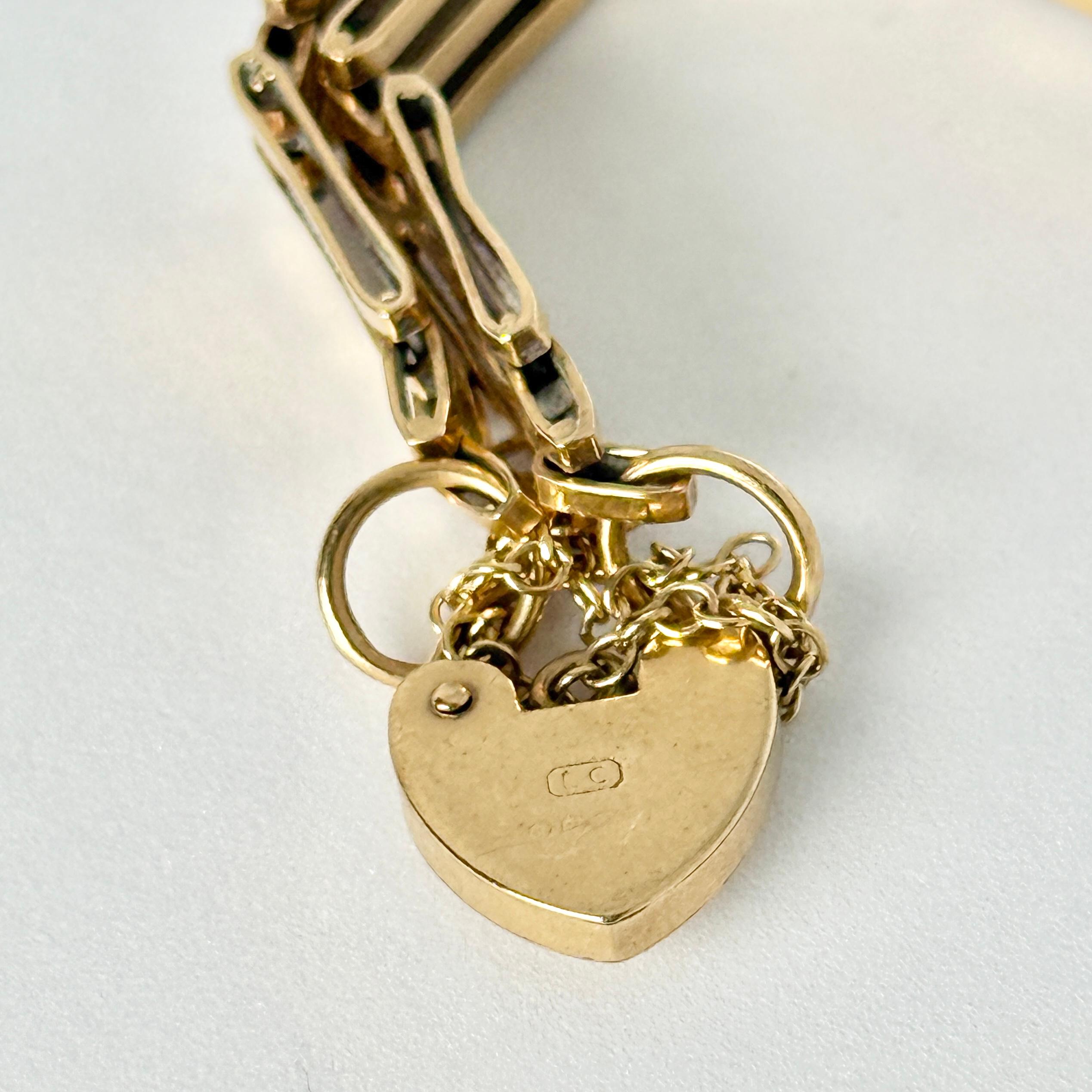 Questo bracciale è realizzato in oro giallo lucido a 9 carati.

Lunghezza: 18 cm
Larghezza: 8 mm

Peso: 8.1 g

