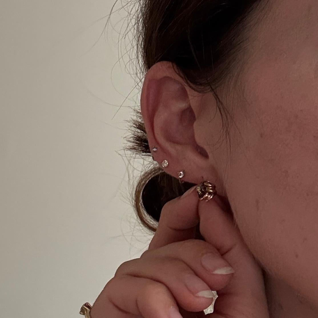 El brillante oro amarillo de 9 ct, magníficamente atado en un nudo, constituye el diseño más elegante para estos pendientes. 

Diámetro del nudo: 8 mm
Altura desde la oreja: 6 mm

Peso: 0,5 g