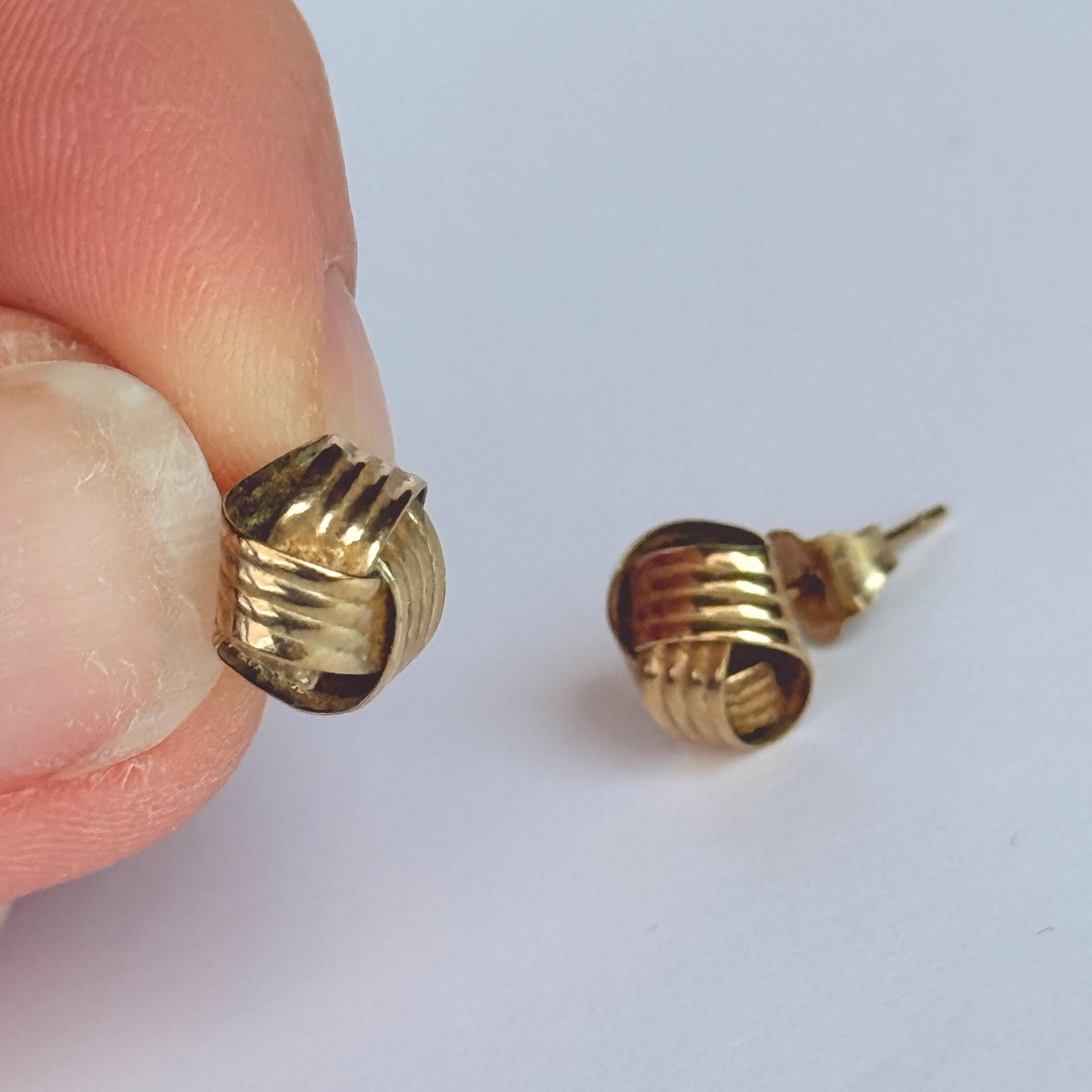 Pendiente vintage de nudo de oro amarillo de 9 quilates Moderno en venta