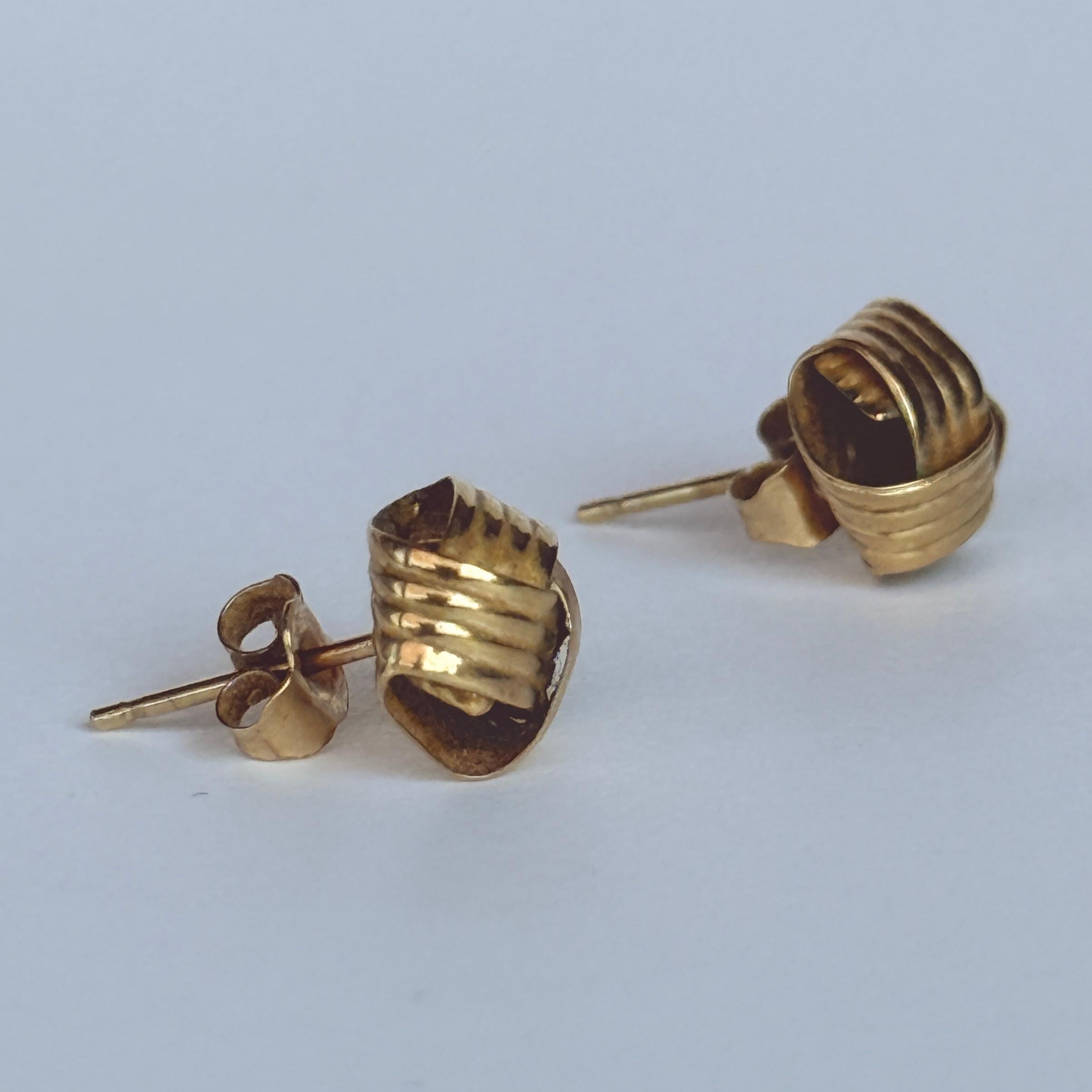 Femenino o masculino Pendiente vintage de nudo de oro amarillo de 9 quilates en venta