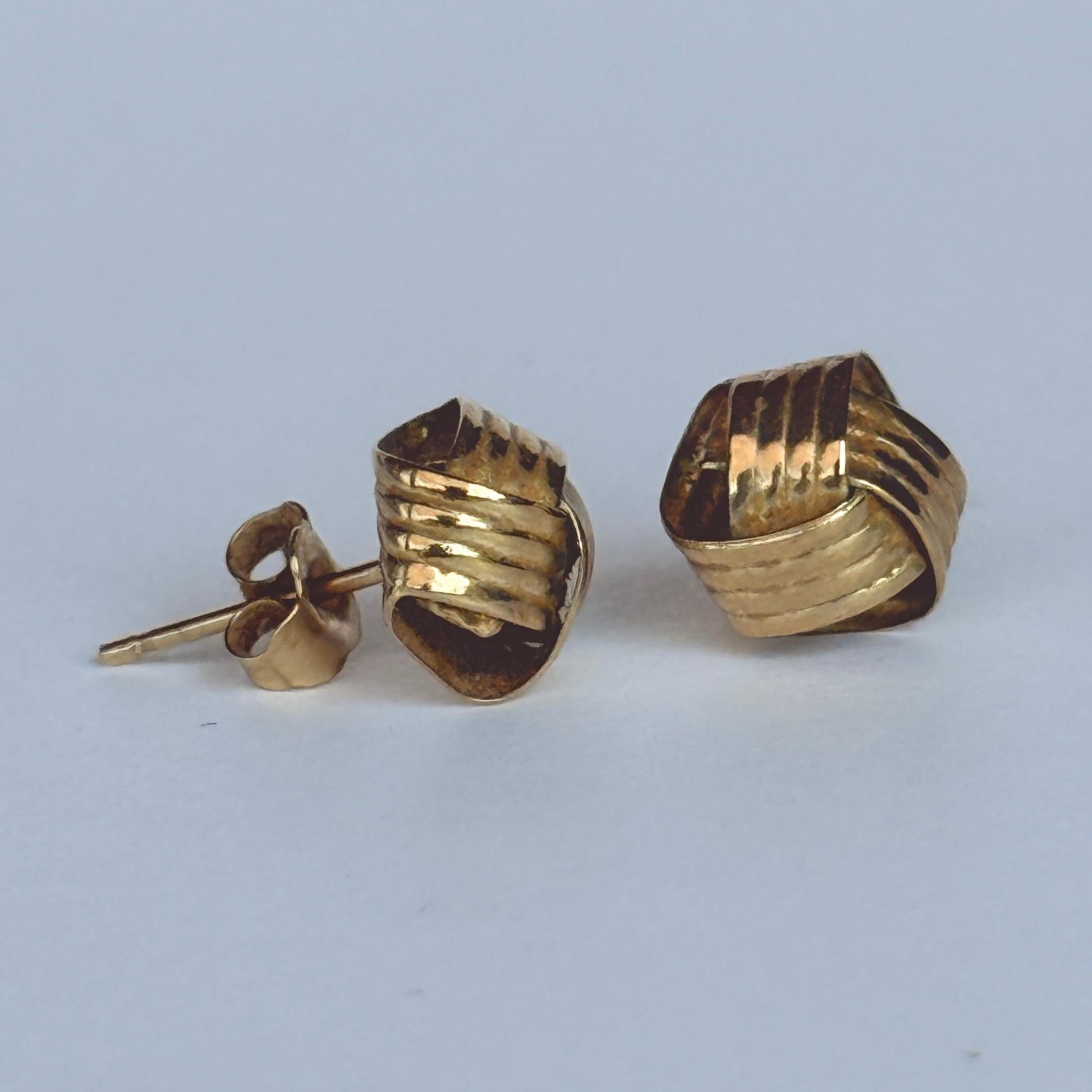 Pendiente vintage de nudo de oro amarillo de 9 quilates en venta 1
