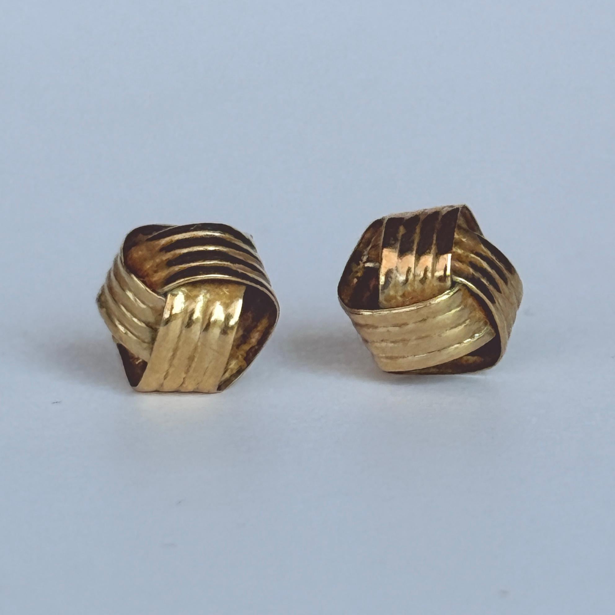 Pendiente vintage de nudo de oro amarillo de 9 quilates en venta 2