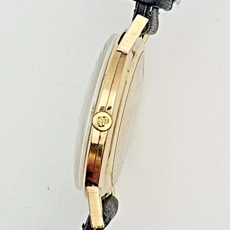 A vintage 14 carat yellow gold Girard Perregaux 1950's Mechanical WristWatch



Men's wristwatch, made by GIRARD PERREGAUX, Switzerland, 

14k gold case. punching Smooth back cover . Exterior engraved with inscription,

Gold metallic dial, with gold