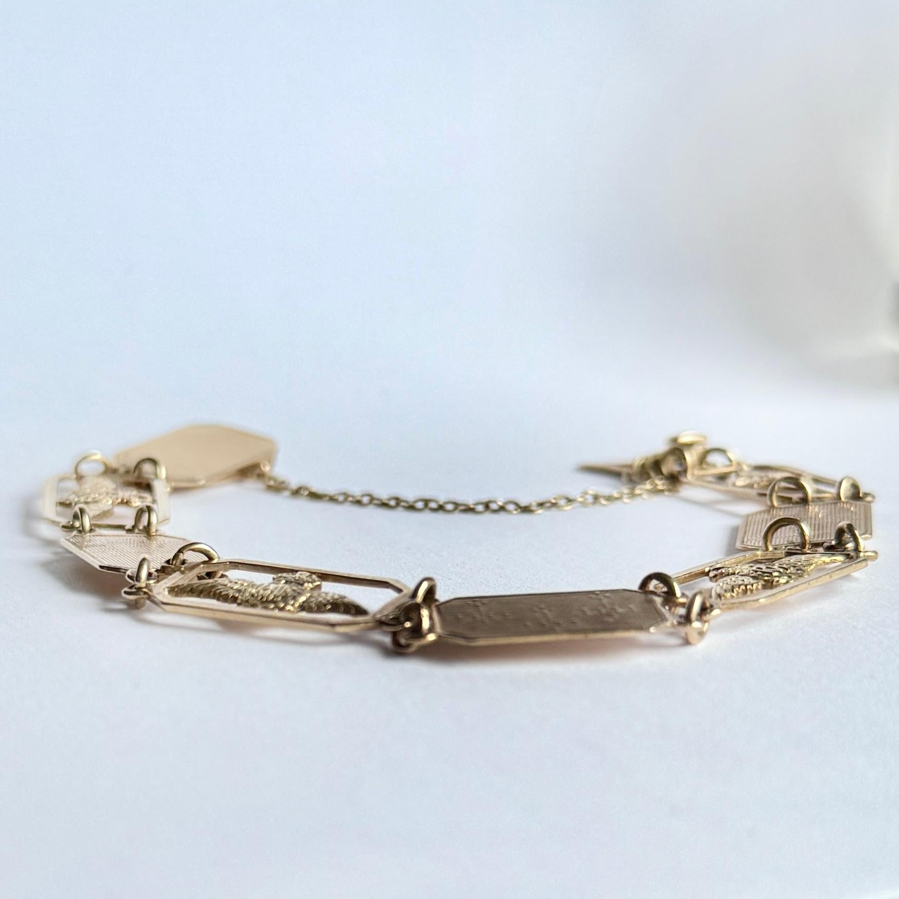 Ce bracelet comporte des maillons gravés de l'écusson de la RAF et des panneaux avec des avions. Marqué or 9 carats. 

Longueur : 19cm
Largeur : 12 mm

Poids : 11,7 g


