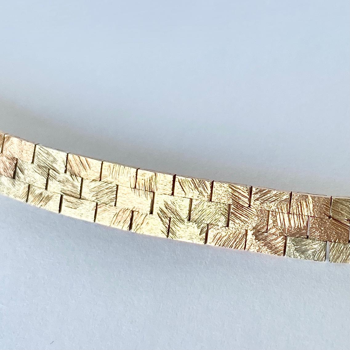 Dieses schöne Vintage-Halsband aus strukturiertem 9-karätigem Gold ist flach und sitzt schön. Sie wird mit einem einfachen Schiebeverschluss geschlossen.

Länge: 41,2 cm
Breite der Kette: 7,5 mm 

Gewicht: 39,1g