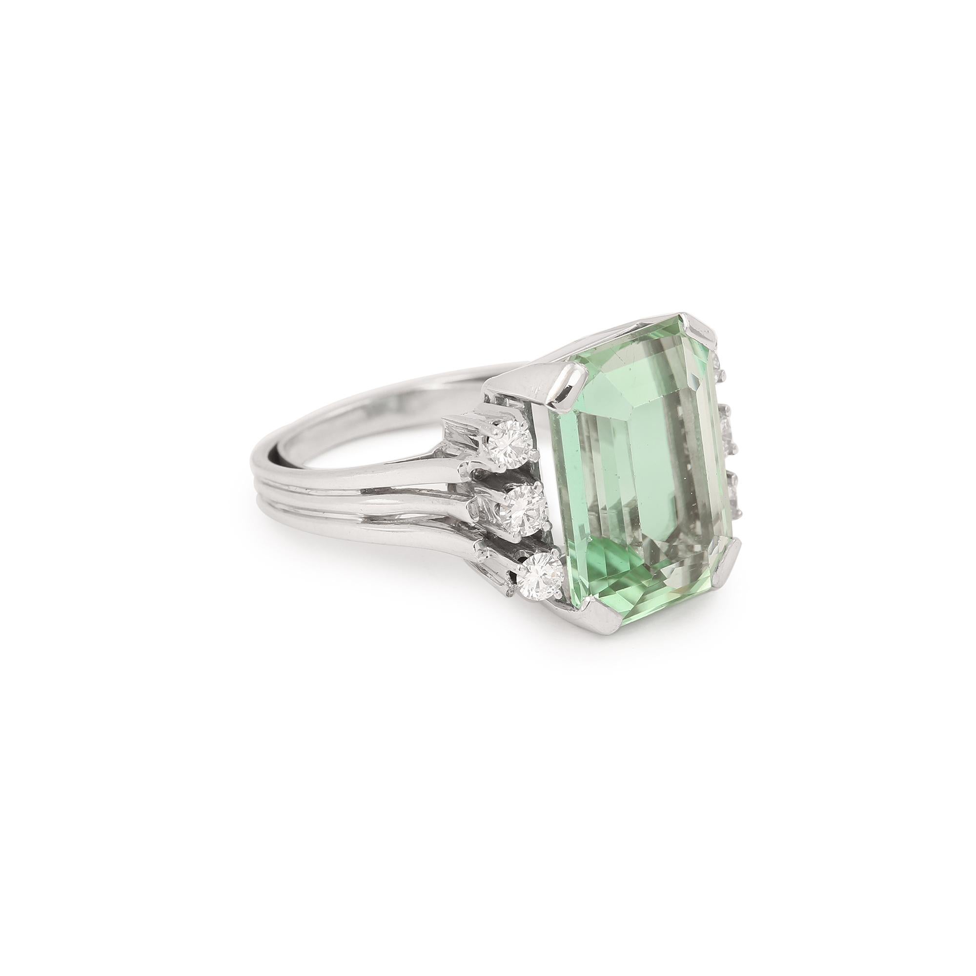 Ring aus Vintage-Weißgold, besetzt mit einem 9,17 Karat schweren grünen rechteckigen Turmalin und 6 Diamanten im Brillantschliff. Der Turmalin zeichnet sich durch seine Farbe und Reinheit aus.

Gewicht des Turmalins: 9,17 Karat Sehr kristalline