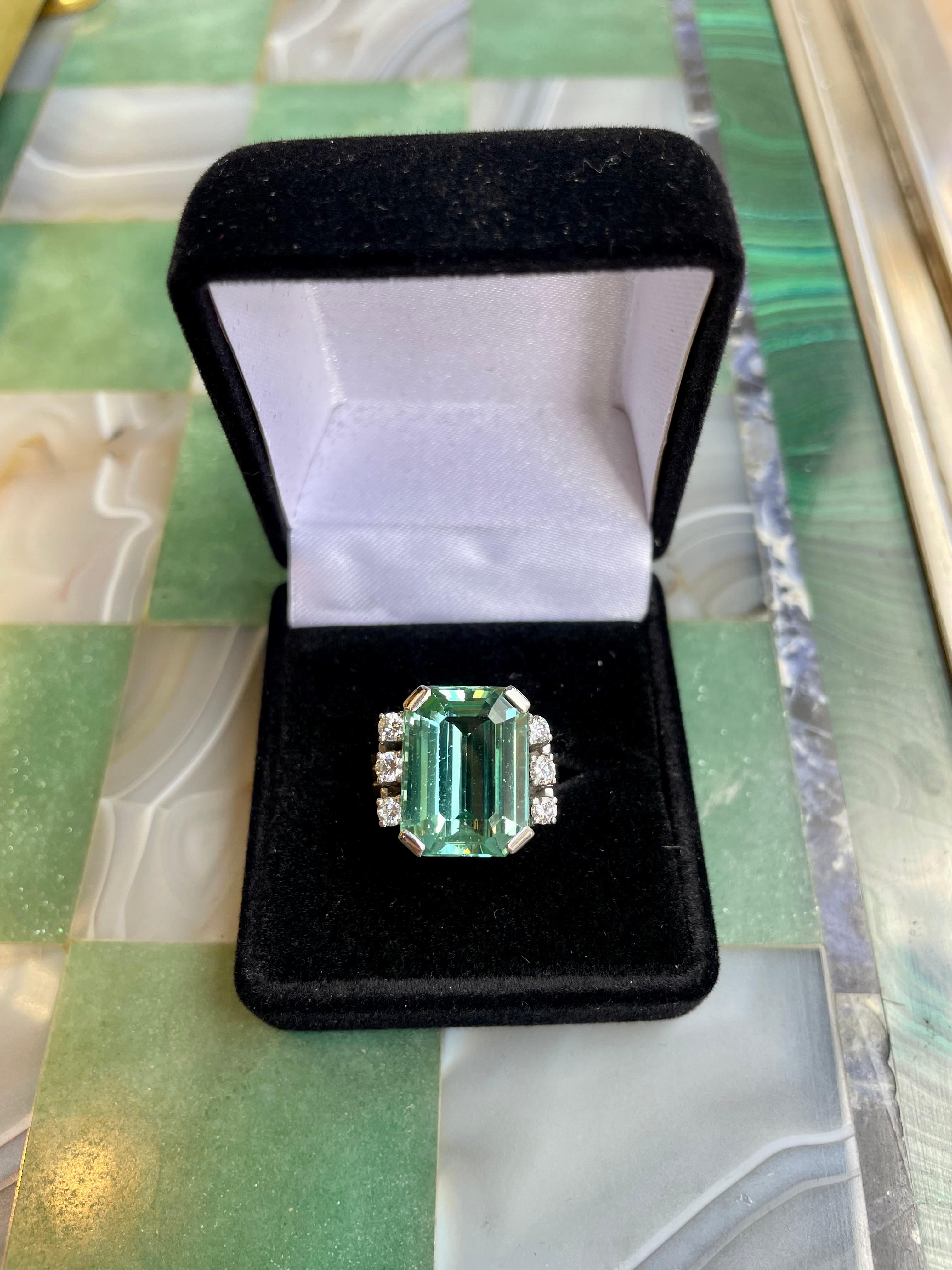 Mixed Cut Vintage 9 Carats Green Tourmaline and Diamonds 18 Carat White Gold Ring For Sale