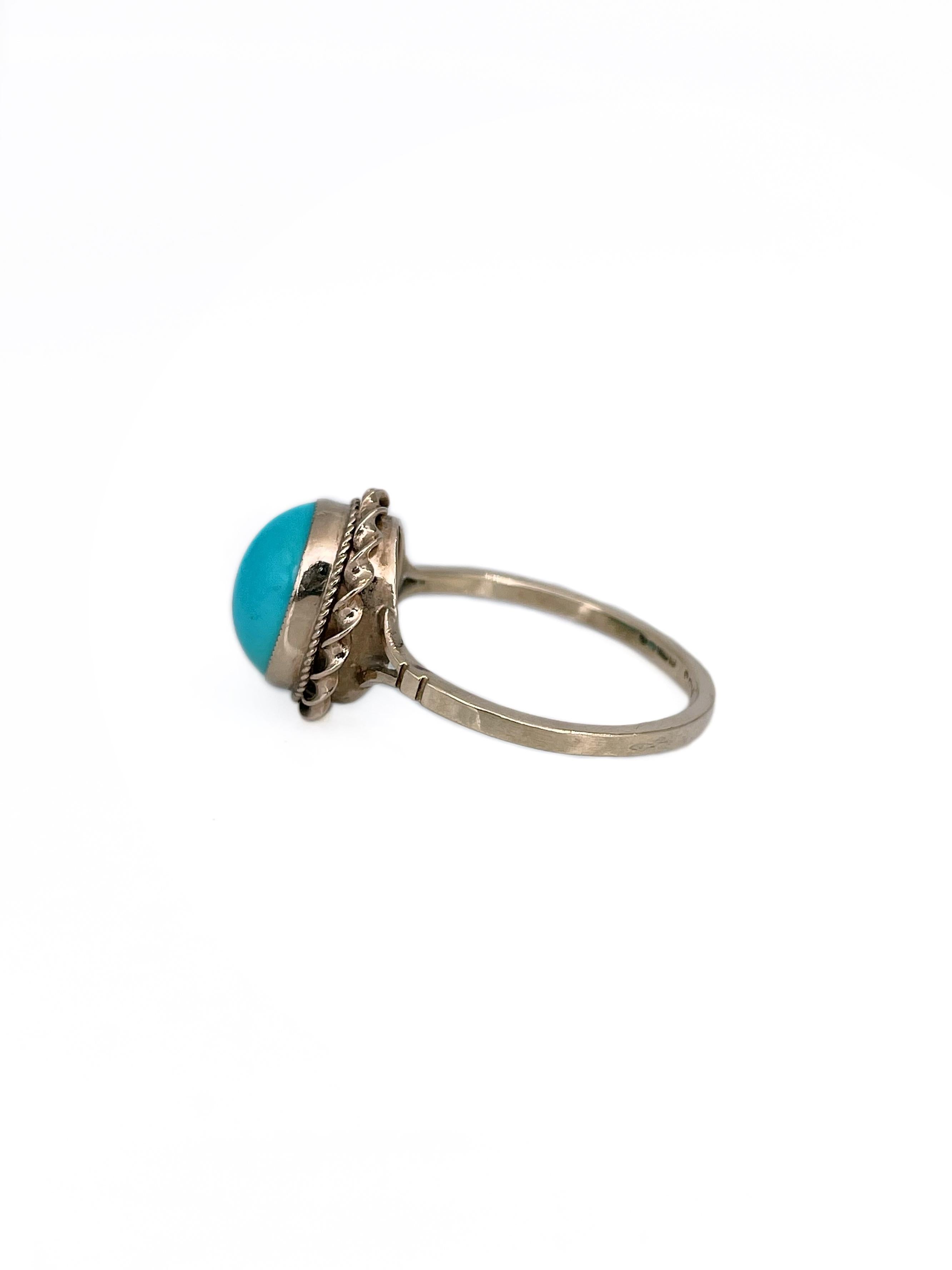 Vintage 9 Karat Gold Cabochon Cut Turquoise Oval Ring In Good Condition For Sale In Vilnius, Vilniaus apskr.