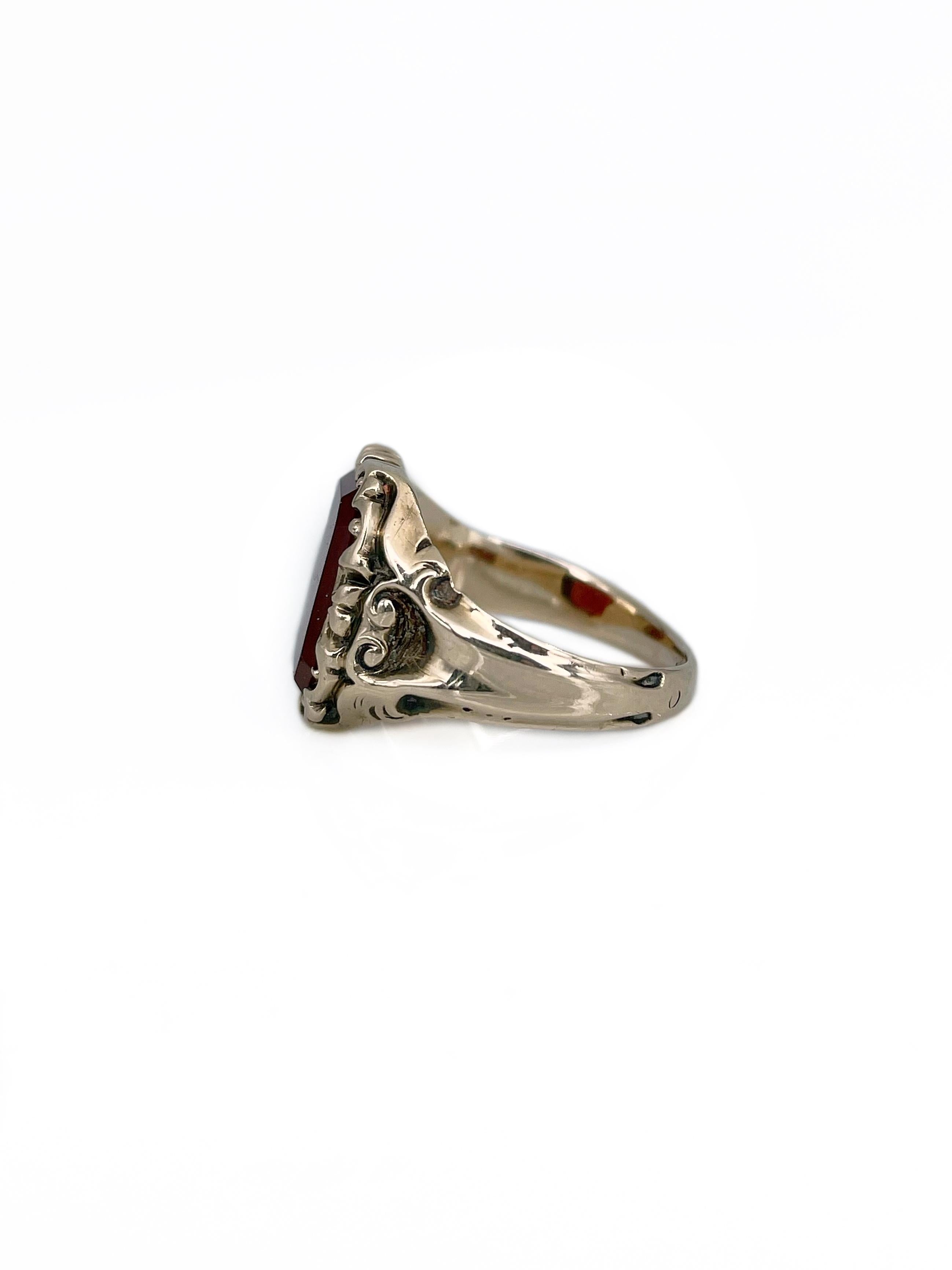 Vintage 9 Karat Gold Carnelian Signet Ring In Good Condition For Sale In Vilnius, Vilniaus apskr.