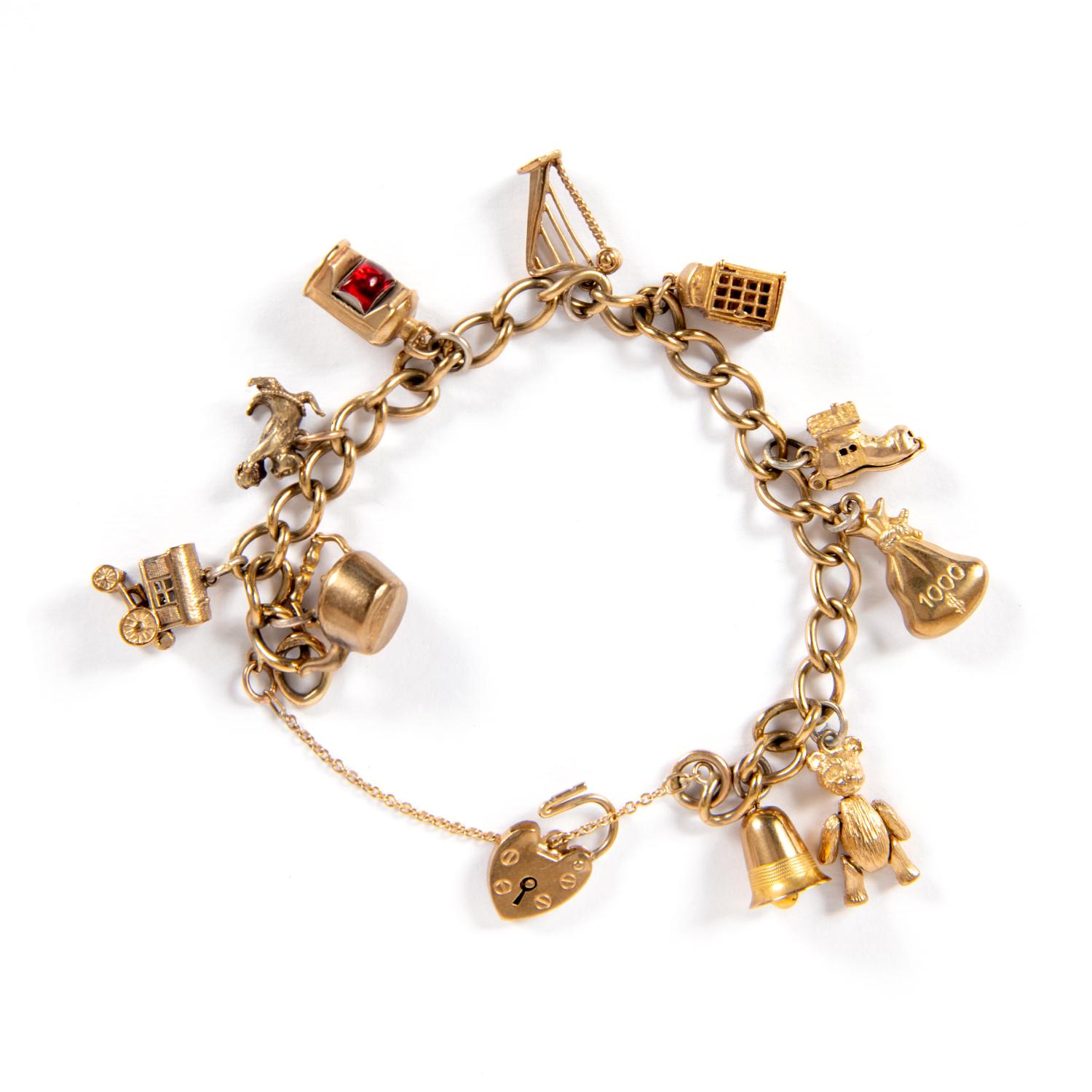 Very Beautiful Vintage 9 carat Gold Charms Bracelet England Mid 900'
The bracelet is made up of 10 classic pendants with various forms of common life and iconic British, lucky charms, is perfect for night and day.
bracelet length 16 cm