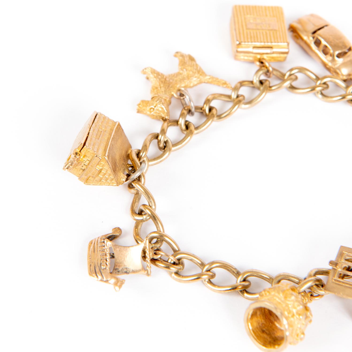 Sehr schöne Vintage 9 Karat Gold Charms Armband England Mid 900'
Das Armband besteht aus 7 klassischen Anhängern mit verschiedenen Formen des gemeinsamen Lebens und ikonischen britischen, Glücksbringer, ist perfekt für Tag und Nacht.
Länge des
